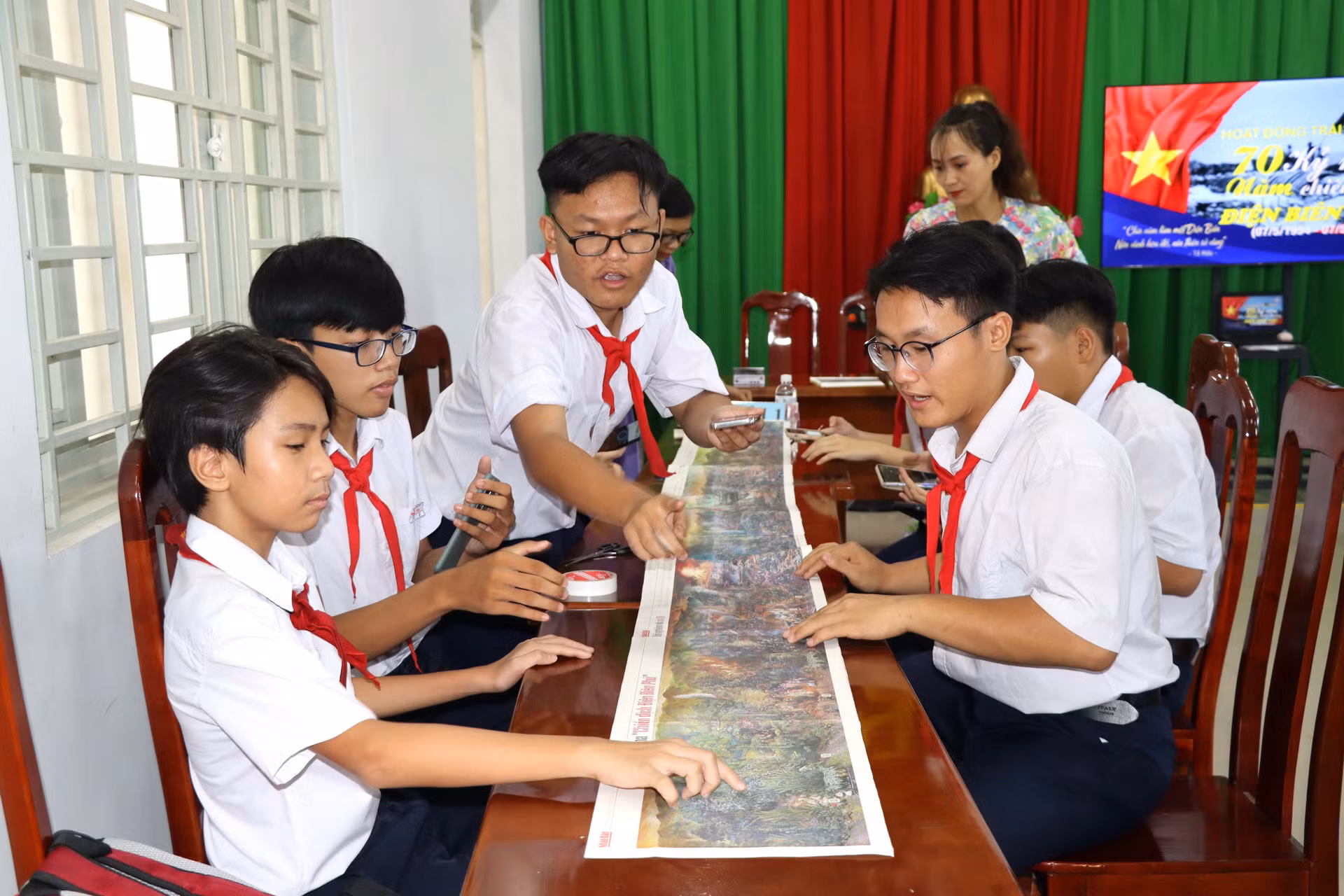 Học sinh ở Đồng Nai hào hứng thi trải nghiệm tranh panorama Chiến dịch Điện Biên Phủ.
