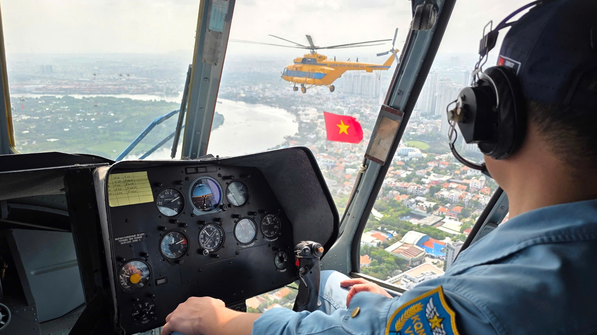 Bên trong buồng lái máy bay trực thăng luyện tập.