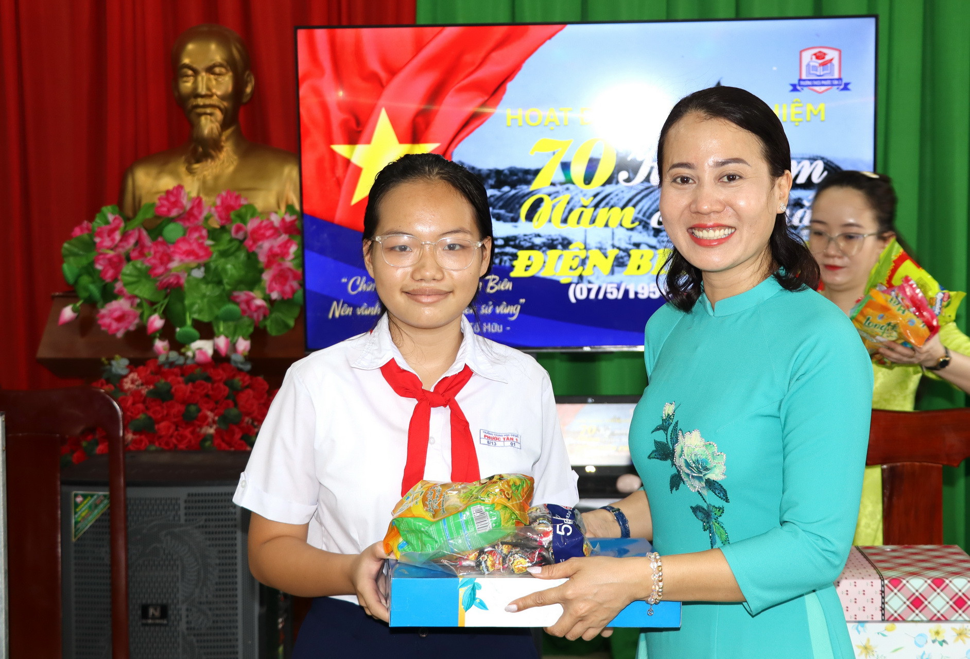 Cô giáo Phạm Thị Nam trao giải nhất cho Đội 1 Trường trung học cơ sở Phước Tân 3