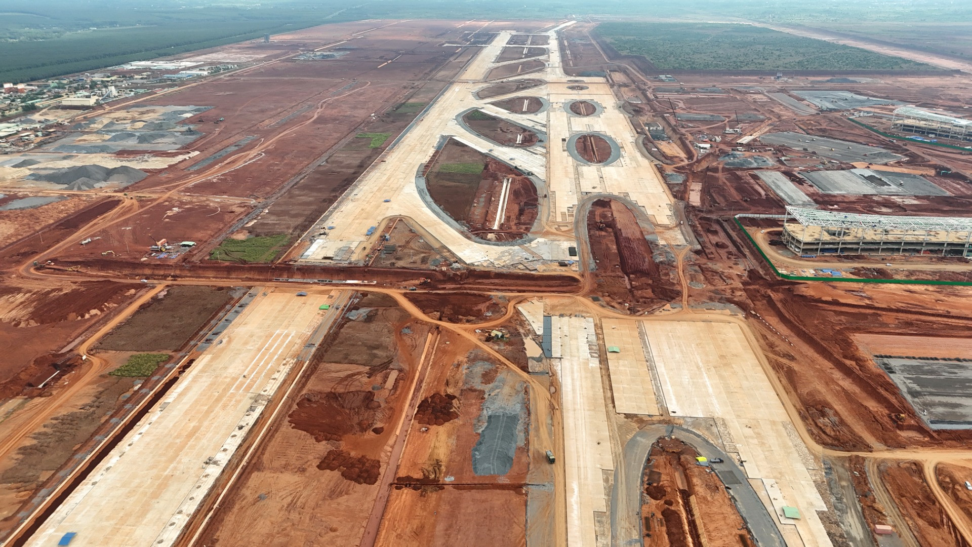 Đối với gói thầu 4.6, thi công xây dựng đường cất hạ cánh, đường lăn, sân đỗ tàu bay, sau hơn 1 năm kể từ ngày khởi công, phần kết cấu của đường cất hạ cánh, liên danh nhà thầu thi công đã hoàn thành lớp nền, móng và đang triển khai thi công lớp mặt với khối lượng đạt khoảng 94%.