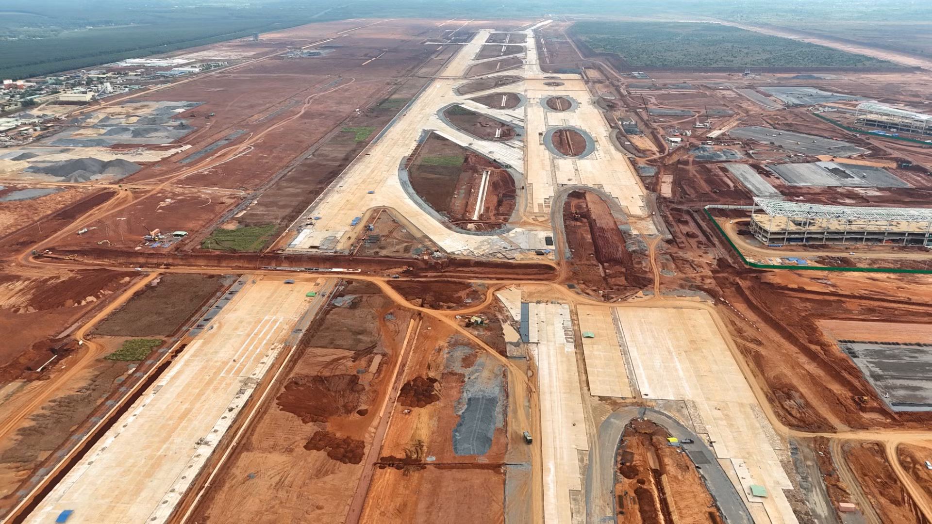 Đối với gói thầu 4.6, thi công xây dựng đường cất hạ cánh, đường lăn, sân đỗ tàu bay, sau hơn 1 năm kể từ ngày khởi công, phần kết cấu của đường cất hạ cánh, liên danh nhà thầu thi công đã hoàn thành lớp nền, móng và đang triển khai thi công lớp mặt với khối lượng đạt khoảng 94%.