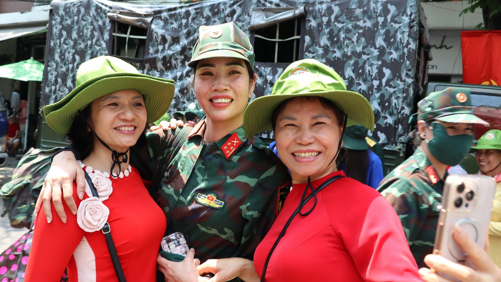 Nhiều người dân lưu lại những khoảnh khắc đẹp.