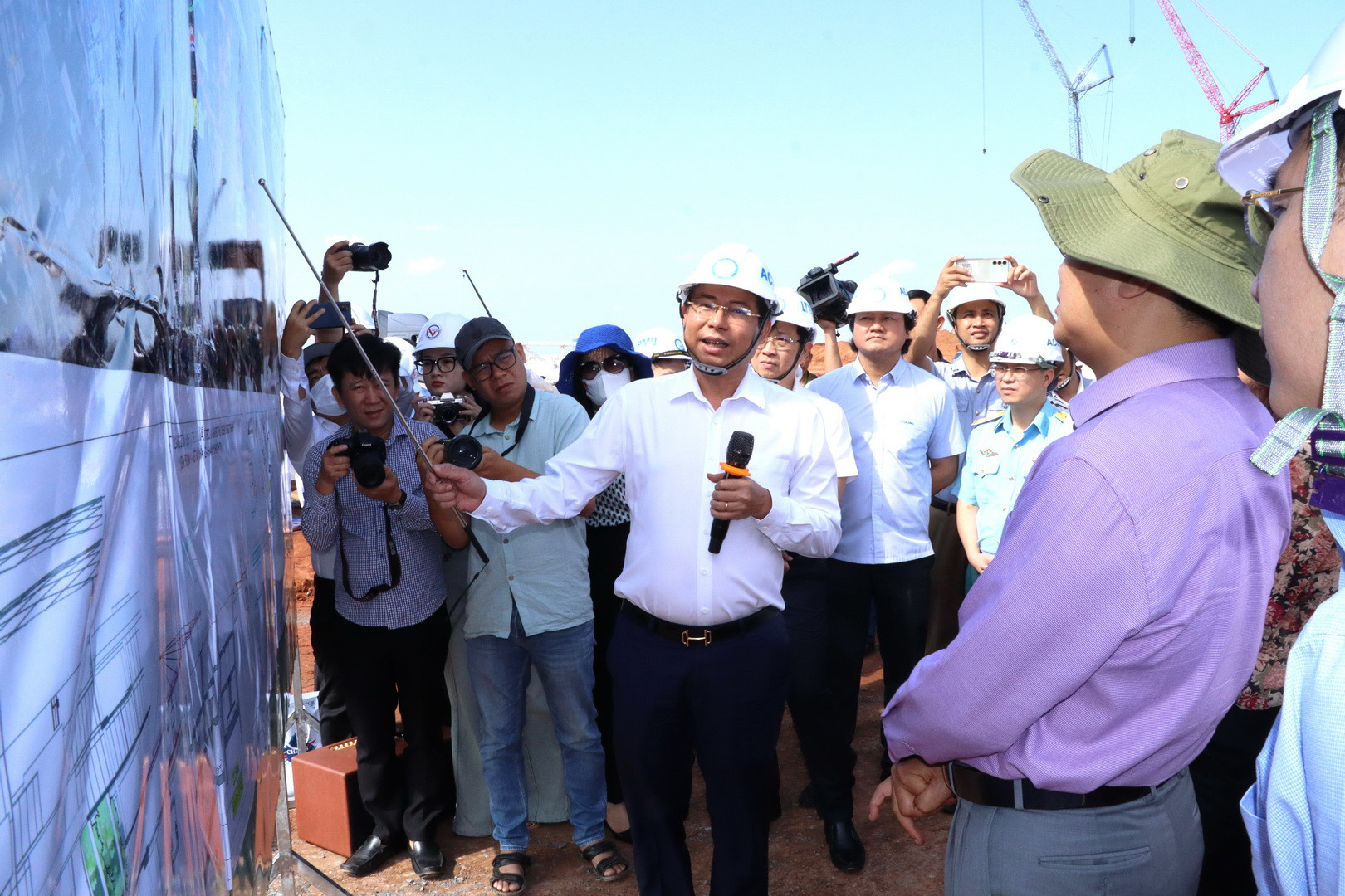 Lãnh đạo ACV báo cáo vị trí nhà ga đường sắt tốc độ cao trong sân bay Long Thành.