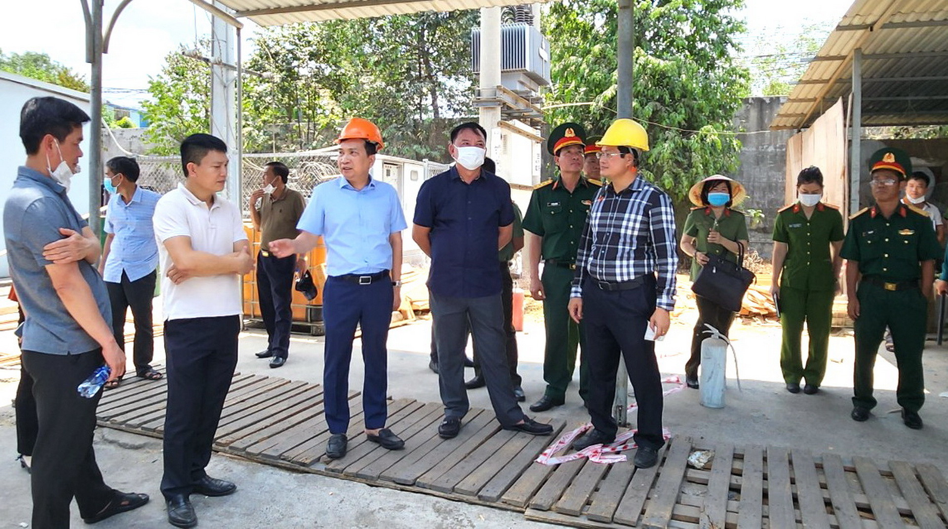 Quyền Chủ tịch Ủy ban nhân dân tỉnh Đồng Nai Võ Tấn Đức và Thiếu tướng Nguyễn Sỹ Quang, Giám đốc Công an tỉnh chỉ đạo khắc phục vụ nổ tại hiện trường.