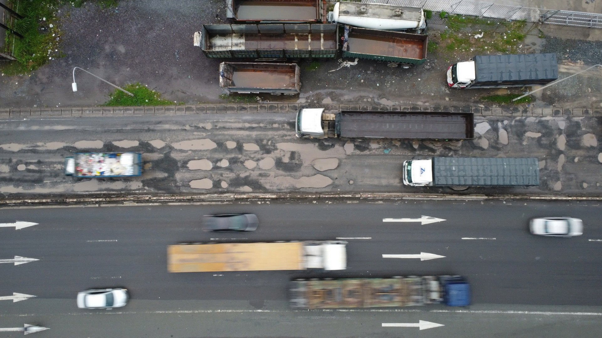 Sau mỗi cơn mưa các vũng nước đọng lại trên mặt đường.