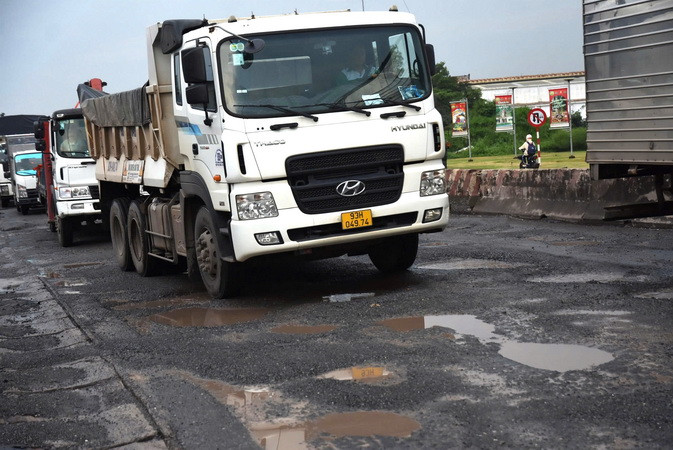 Phương tiện lưu thông gặp khó khăn và mất an toàn giao thông khi qua đoạn đường xuống cấp.