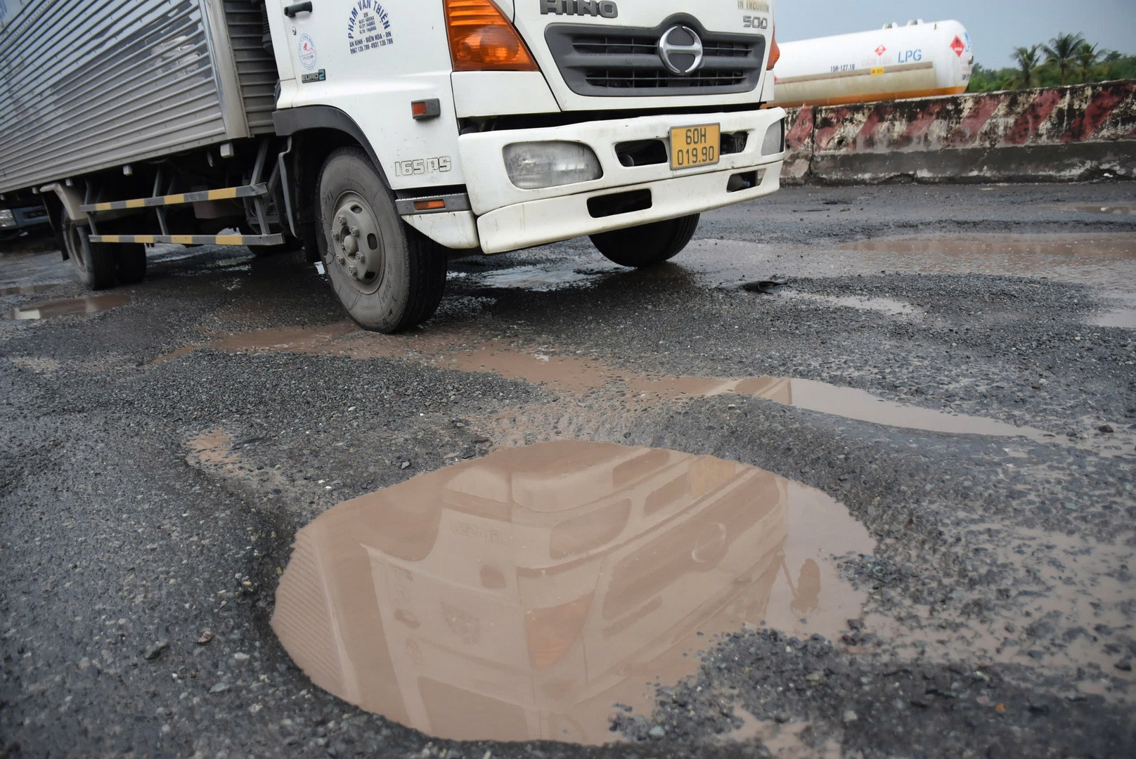 Mặt đường Quốc lộ 51 hư hỏng trầm trọng cần cấp bách sửa chữa.