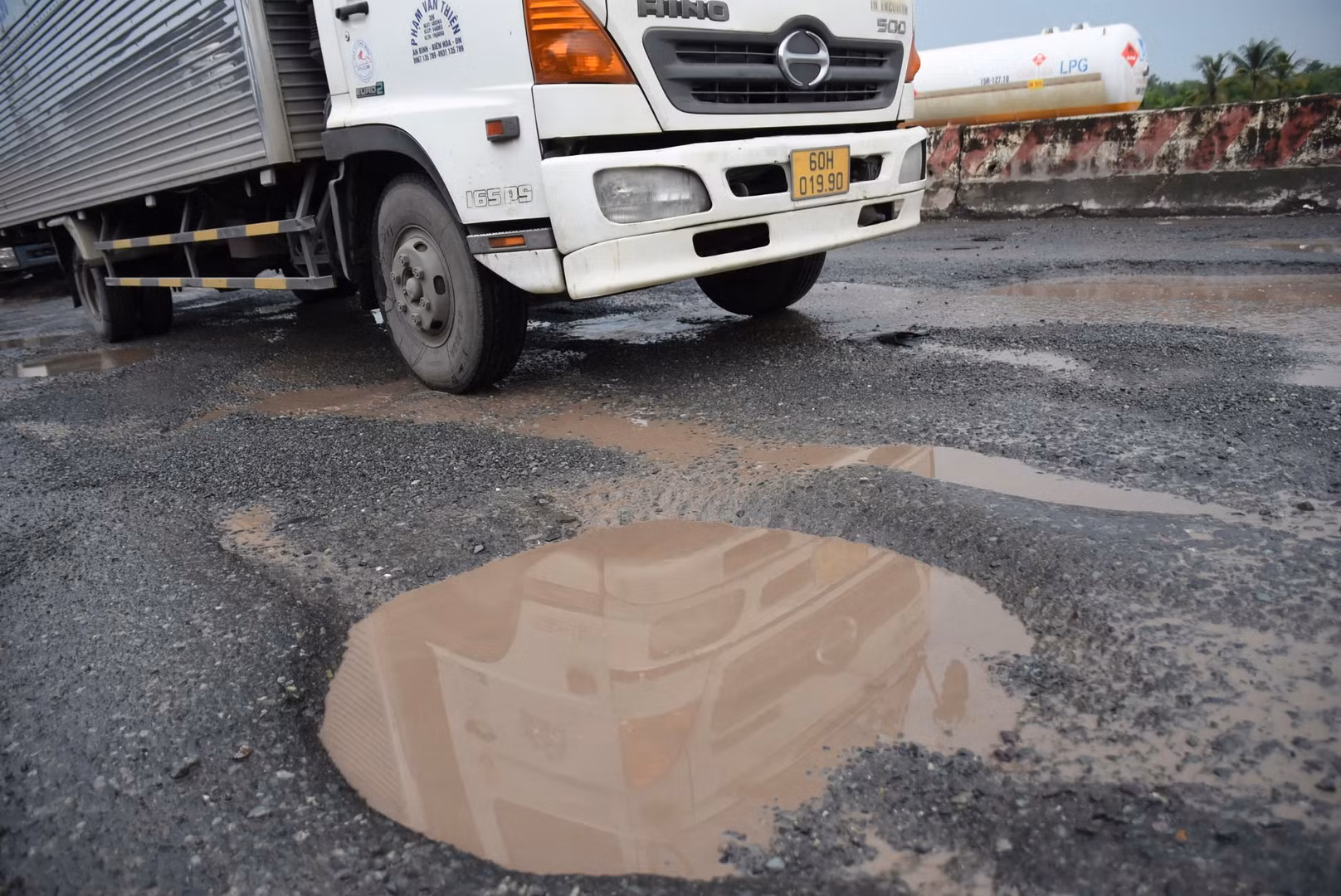 Mặt đường Quốc lộ 51 hư hỏng trầm trọng cần cấp bách sửa chữa.