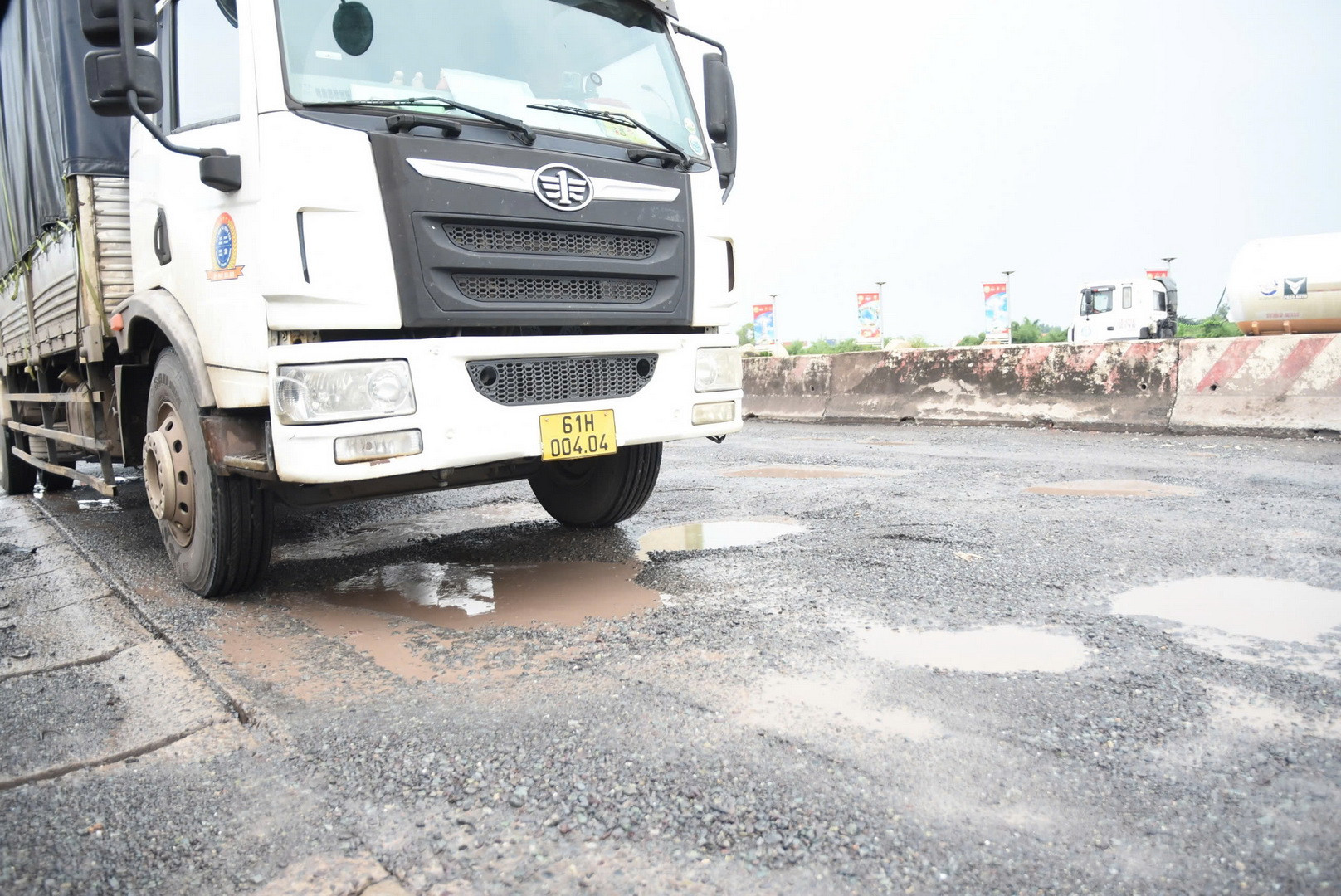 Tình trạng đường xuống cấp tại nhiều vị trí trên Quốc lộ 51.