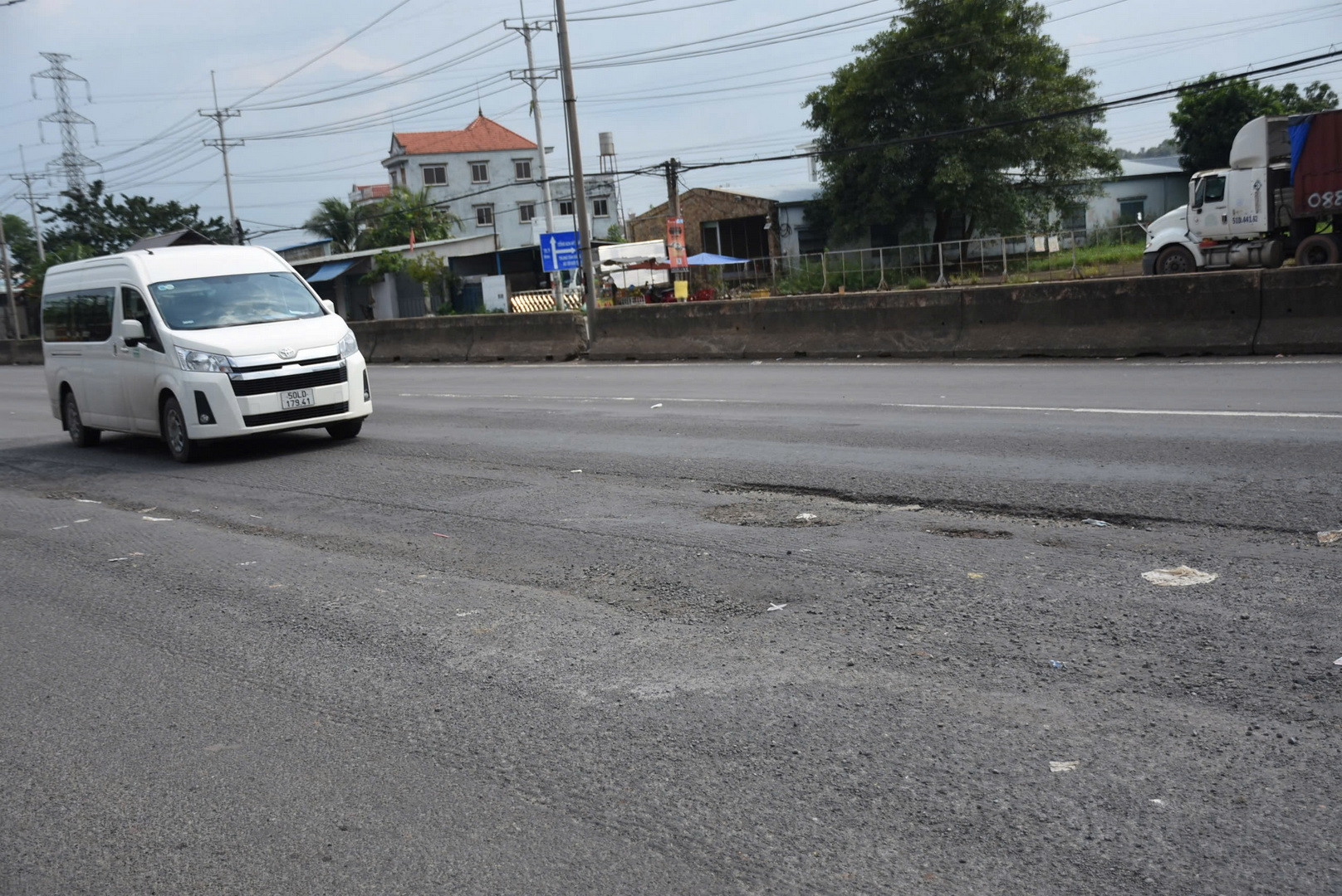 Đường liên tục xuống cấp, hư hỏng cùng với hệ thống vạch sơn bị mòn mờ, mất tác dụng tại rất nhiều điểm trên tuyến Quốc lộ 51 qua địa bàn tỉnh Đồng Nai.