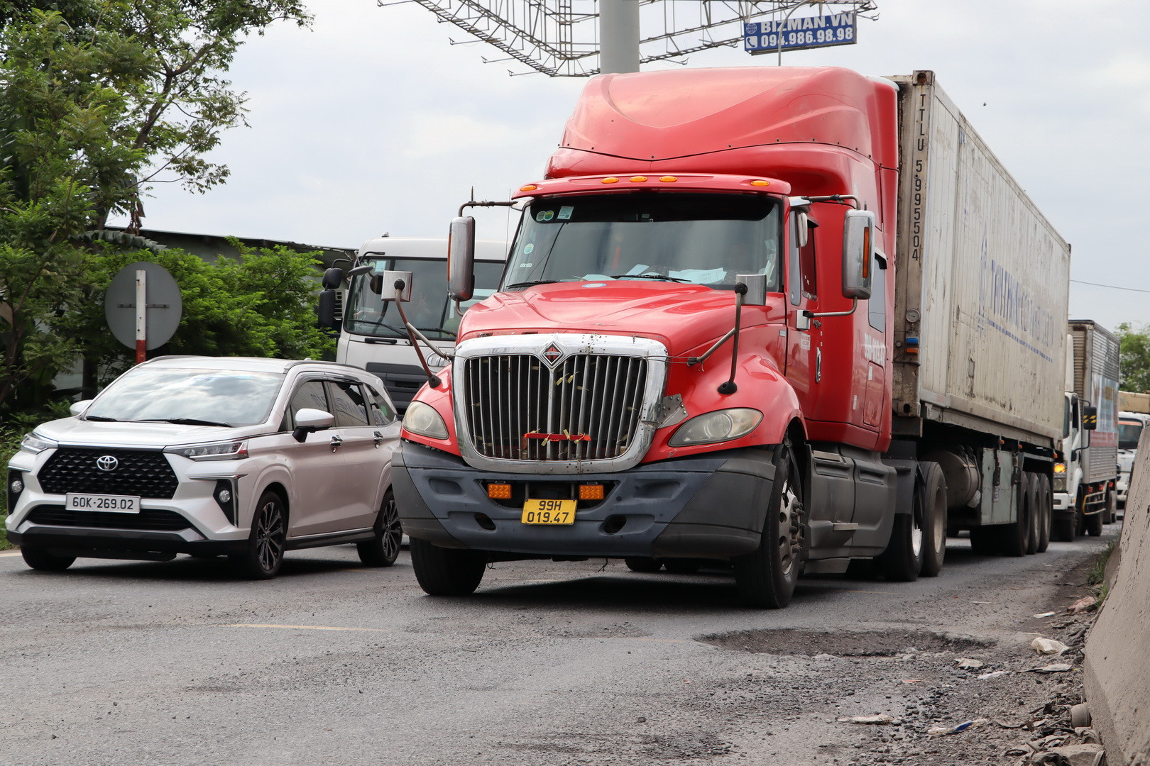 Lượng phương tiện xe vận tải lưu thông trên Quốc lộ 51 qua khu vực rất đông.