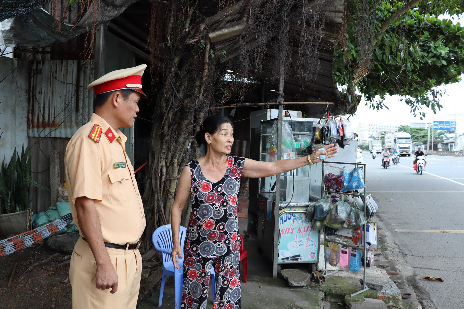 Người dân sống gần khu vực trên cho biết, thường xuyên chứng kiến các vụ tai nạn giao thông tại nút giao Cổng 11.