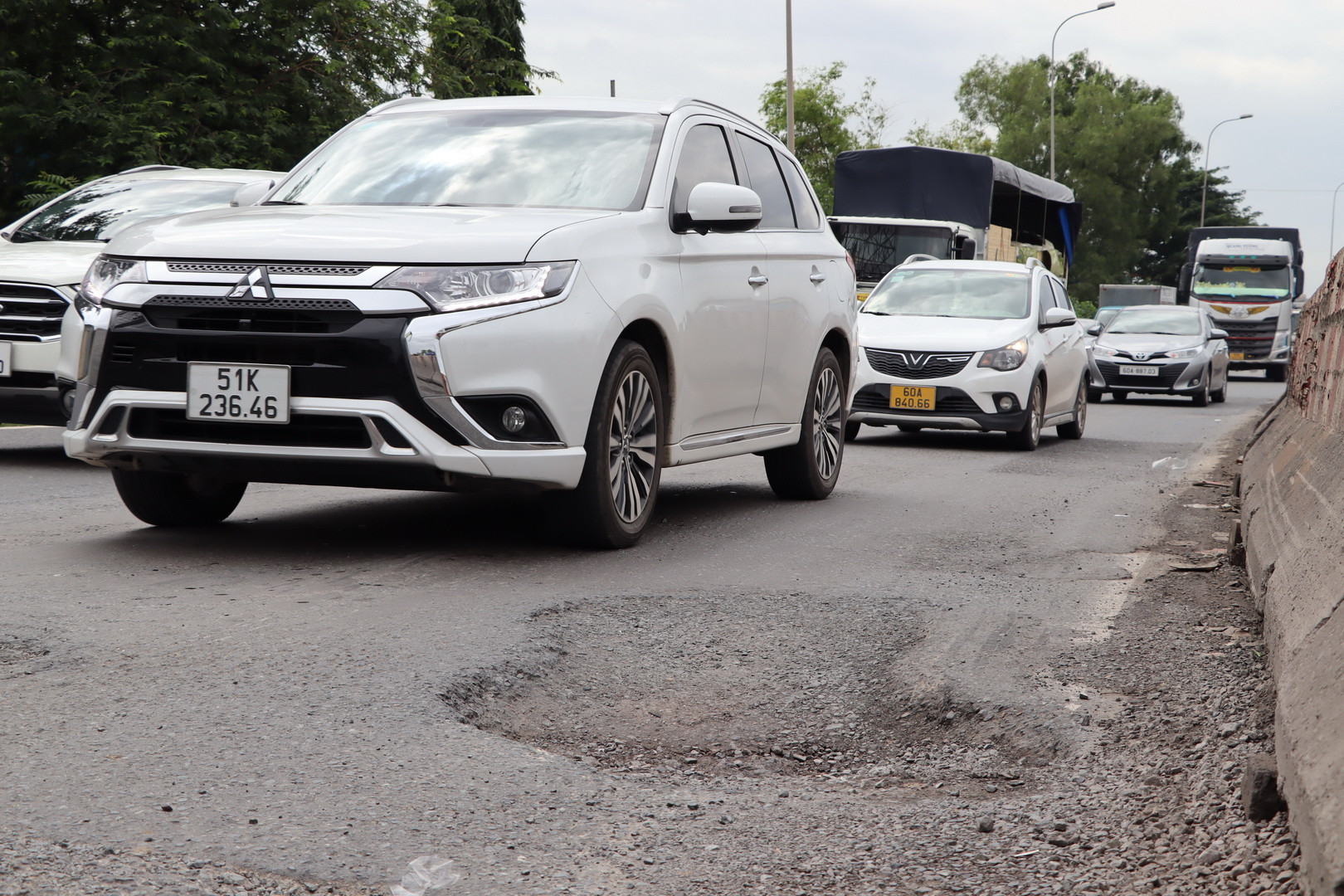 Quốc lộ 51 qua khu vực này cũng xuống cấp, tiềm ẩn mất an toàn giao thông cho các phương tiện.