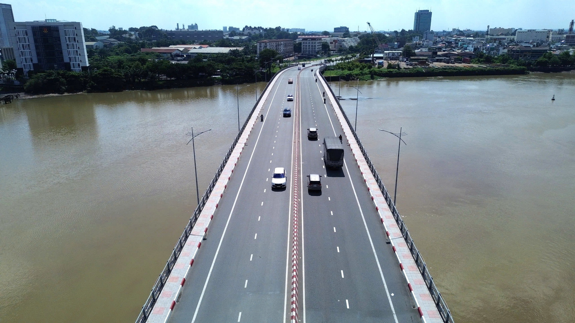 Lâu nay, cù lao Hiệp Hòa được kết nối với khu vực chung quanh bằng cầu Ghềnh, cầu Rạch Cát, cầu Hiệp Hòa, cầu Bửu Hòa và cầu An Hảo. Các tuyến giao thông chính qua khu vực này chỉ có đường Đặng Văn Trơn, Đỗ Văn Thi. Lâu nay, cù lao Hiệp Hòa được kết nối với khu vực chung quanh bằng cầu Ghềnh, cầu Rạch Cát, cầu Hiệp Hòa, cầu Bửu Hòa và cầu An Hảo. Các tuyến giao thông chính qua khu vực này chỉ có đường Đặng Văn Trơn, Đỗ Văn Thi.