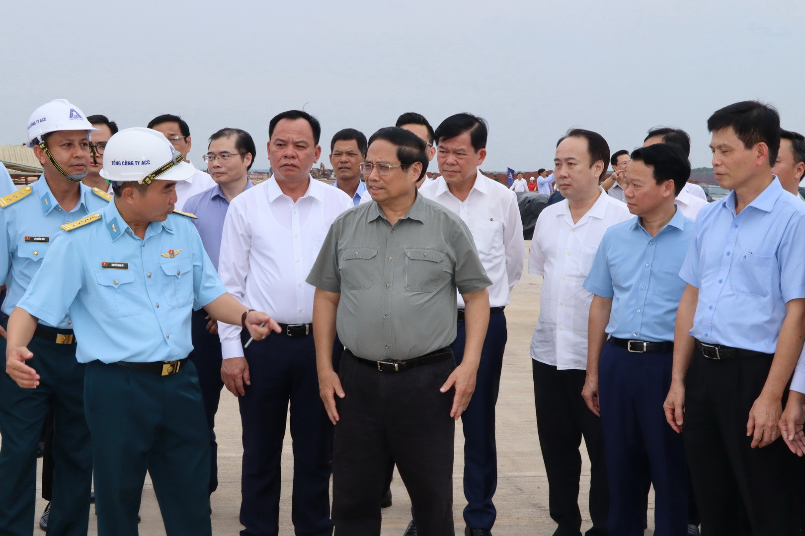 Đại diện đơn vị thi công đường băng sân bay Long Thành báo cáo tiến độ thi công với Thủ tướng Chính phủ và Đoàn công tác.