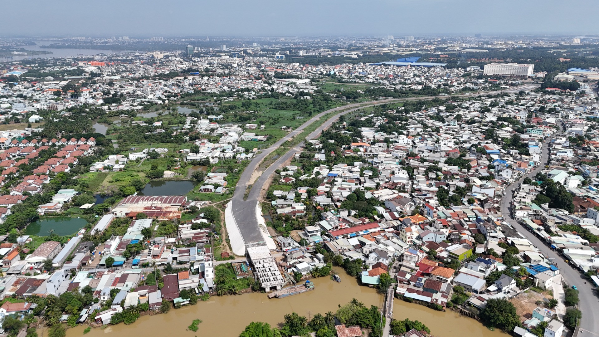 Hương lộ 2 nối dài là tuyến đường kết nối trung tâm thành phố Biên Hòa với đường cao tốc Thành phố Hồ Chí Minh-Long Thành-Dầu Giây. Do đó, các phương tiện giao thông có thể lưu thông theo tuyến đường này để đi từ Đồng Nai đến Thành phố Hồ Chí Minh, rút ngắn khoảng cách và thời gian lưu thông. Đồng thời, tuyến kết nối mới này cũng sẽ góp phần giảm tải lưu lượng phương tiện giao thông trên Quốc lộ 51, vốn đang quá tải trầm trọng.