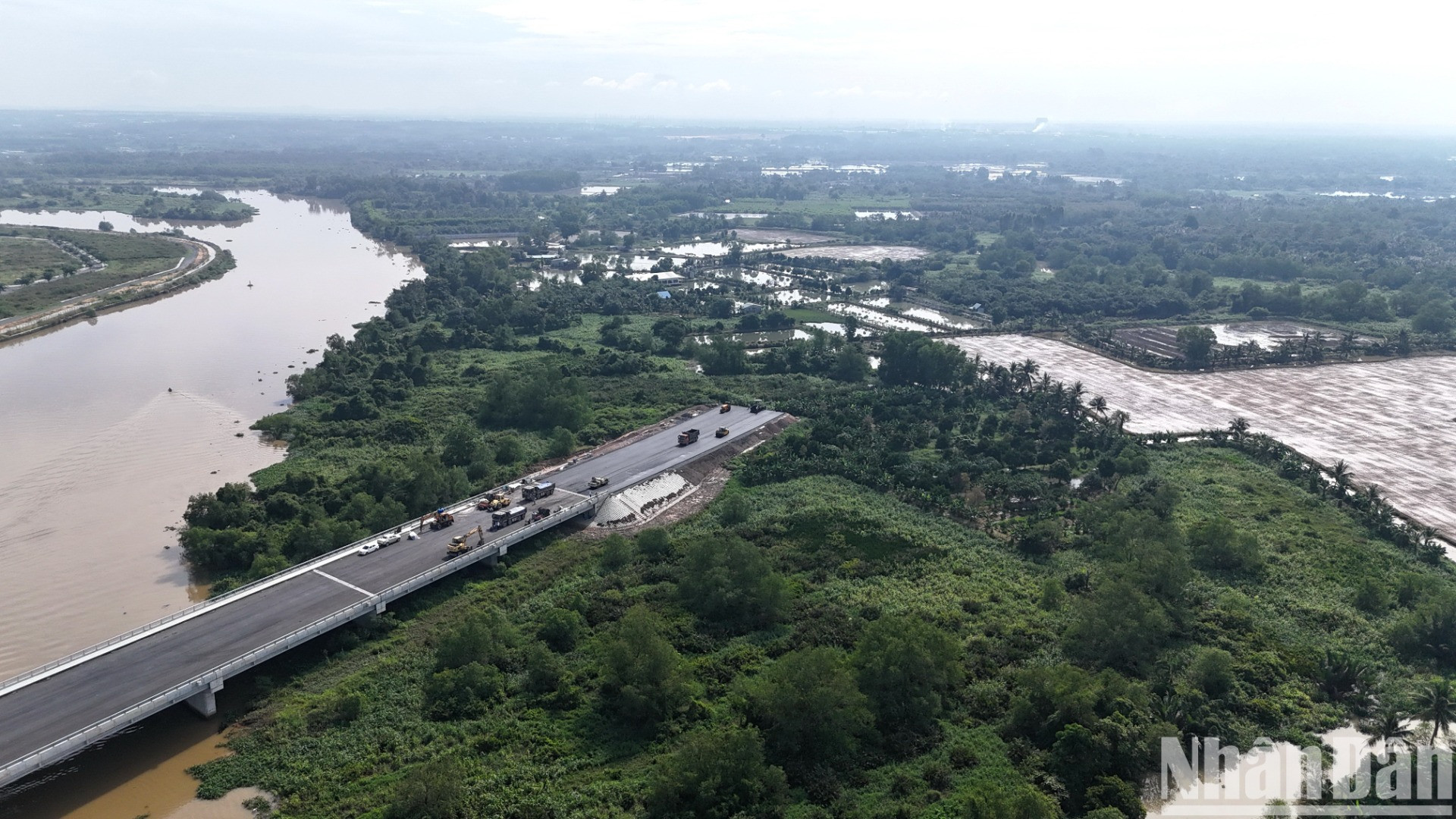 Cầu Vàm Cát Sứt mặc dù cầu sắp hoàn thành nhưng không có đường đi do phía đầu cầu tuyến đường dài 6km kết nối với cao tốc Thành phố Hồ Chí Minh-Long Thành-Dầu Giây chưa triển khai.