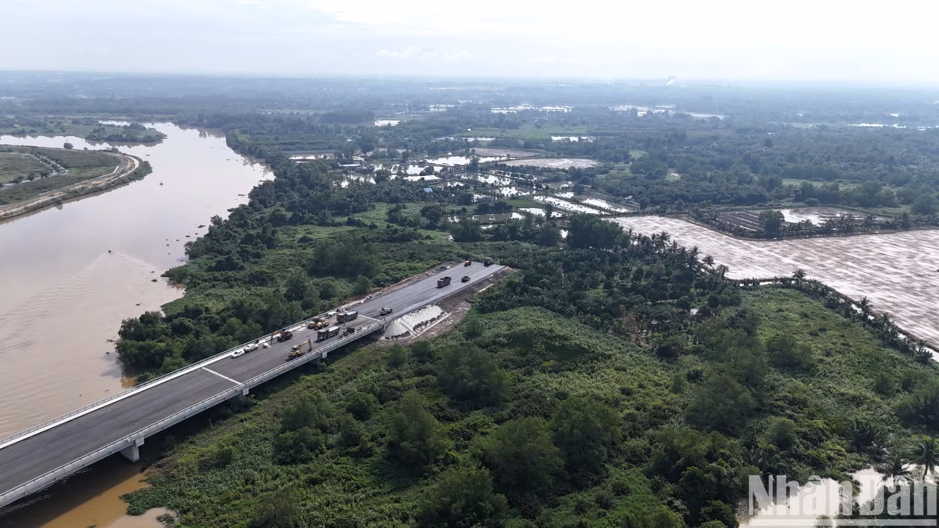Cầu Vàm Cát Sứt mặc dù cầu sắp hoàn thành nhưng không có đường đi do phía đầu cầu tuyến đường dài 6km kết nối với cao tốc Thành phố Hồ Chí Minh-Long Thành-Dầu Giây chưa triển khai.