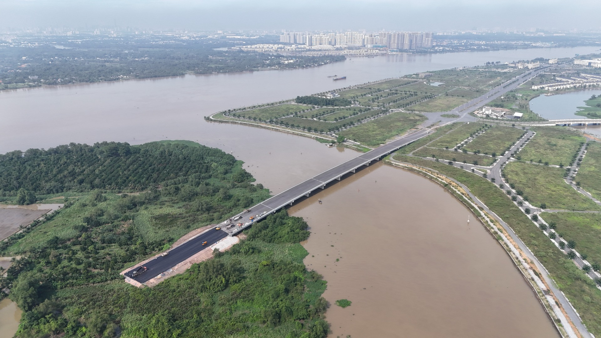 Cầu Vàm Cái Sứt bắc qua sông Buông trên tuyến đường Hương lộ 2 là công trình trọng điểm của tỉnh Đồng Nai. Dự án được khởi công vào tháng 10/2020, đến nay, cầu đã cơ bản hoàn thành phần chính.