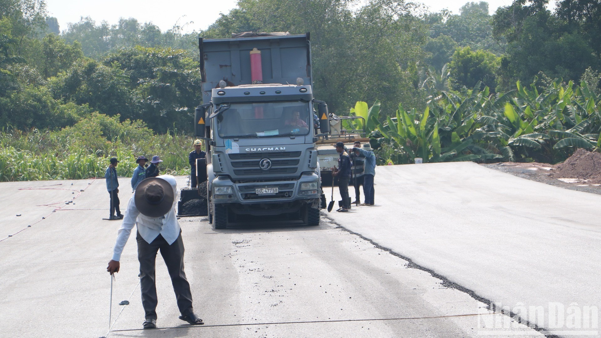 Hiện nay, nhà thầu đang thi công đắp gia tải và quan trắc lún đường đầu cầu phía mố M2. Dự kiến, thi công hoàn thành công trình trong quý IV/2024 (lý do phần chờ lún đường đầu cầu phía mố M2 cần 450 ngày theo hồ sơ thiết kế).