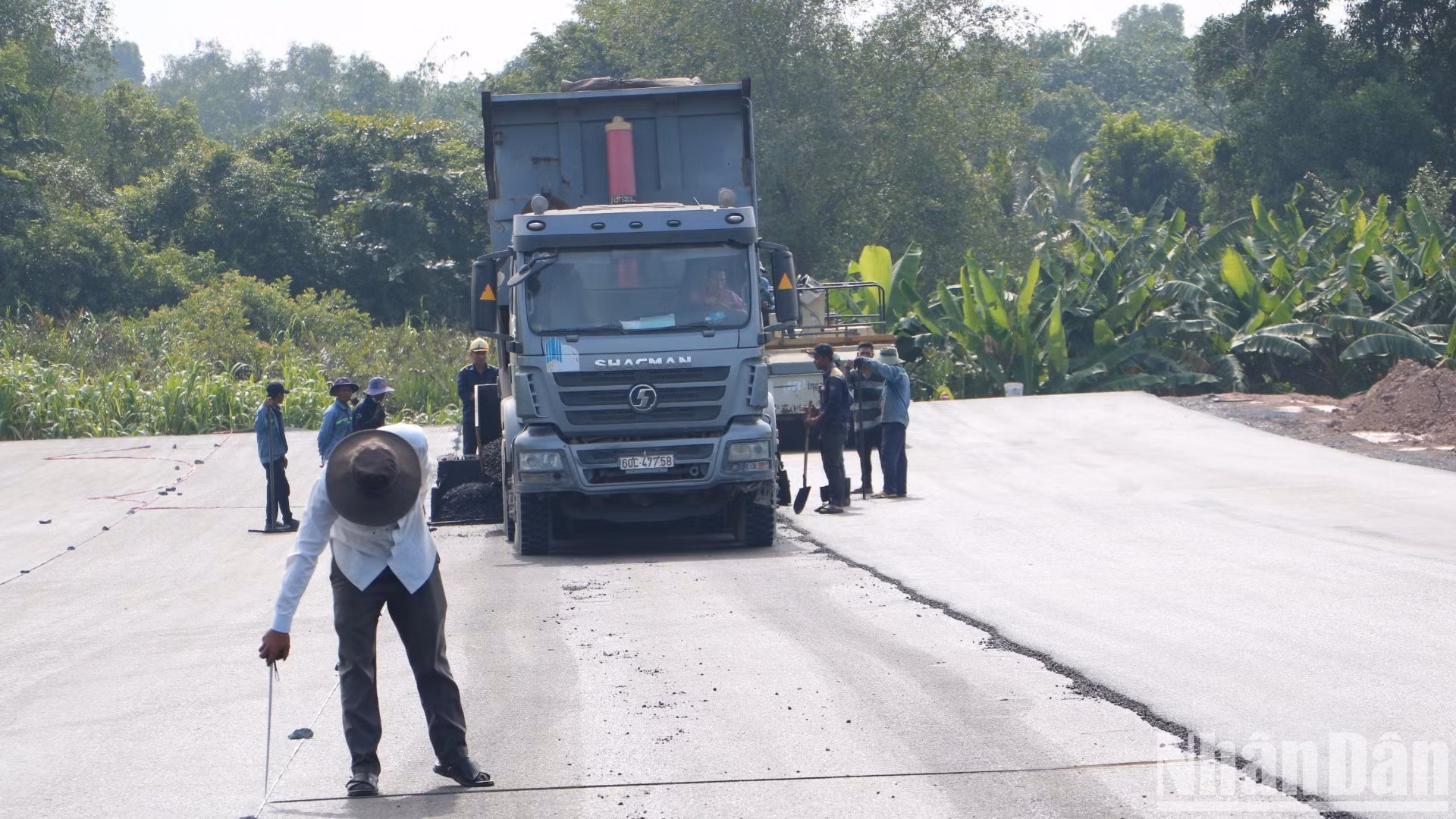 Hiện nay, nhà thầu đang thi công đắp gia tải và quan trắc lún đường đầu cầu phía mố M2. Dự kiến, thi công hoàn thành công trình trong quý IV/2024 (lý do phần chờ lún đường đầu cầu phía mố M2 cần 450 ngày theo hồ sơ thiết kế).