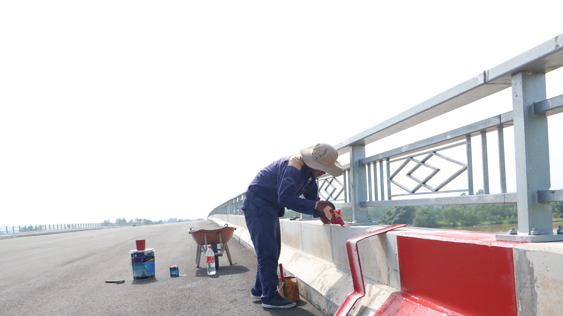 Công nhân thi công phần sơn kẻ vạch trên thành cầu.