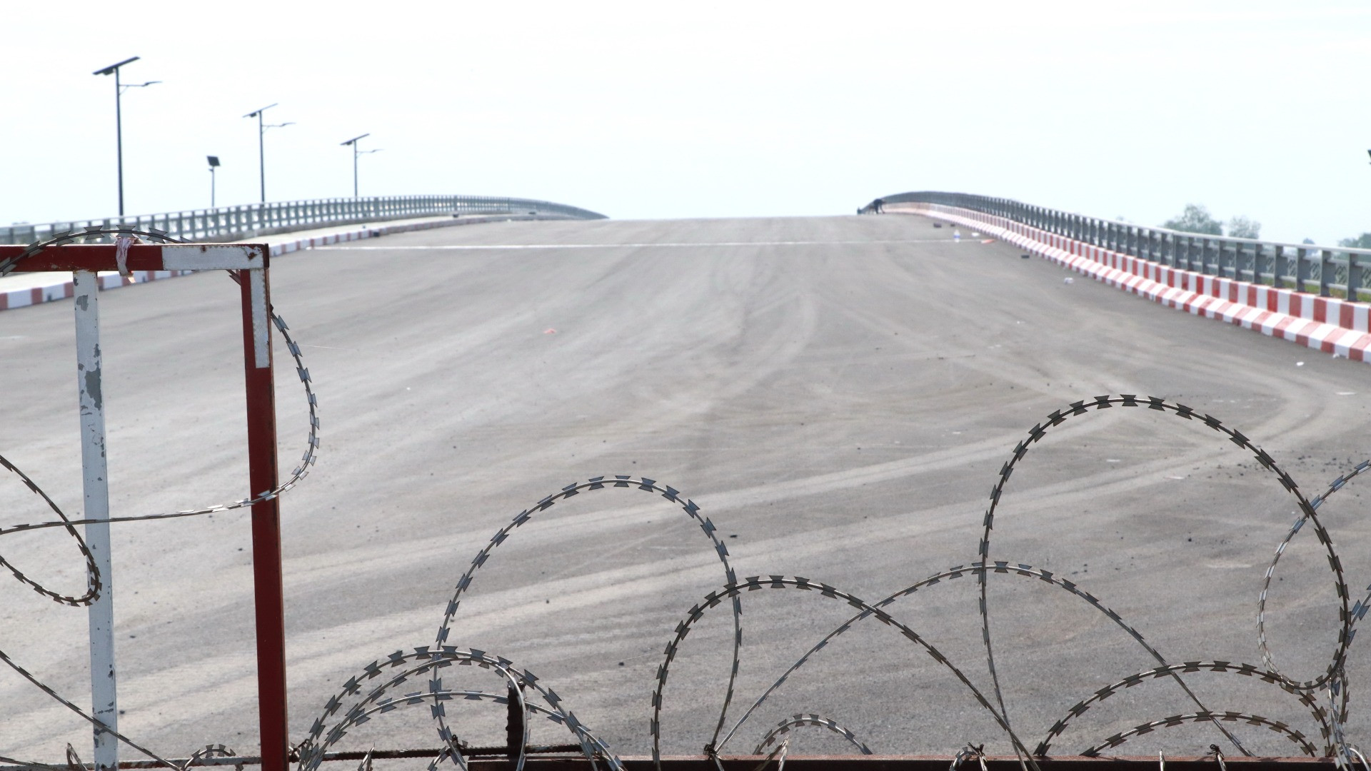 Ban Quản lý dự án các công trình giao thông Đồng Nai, đơn vị chủ đầu tư dự án cầu Vàm Cái Sứt kiến nghị Ủy ban nhân dân tỉnh khẩn trương bố trí kế hoạch thực hiện đường nối Hương lộ 2, đoạn từ Cầu Vàm Cát Sứt đến nút giao cao tốc Thành phố Hồ Chí Minh-Long Thành-Dầu Giây để đưa cầu Vàm Cát Sứt vào hoạt động.