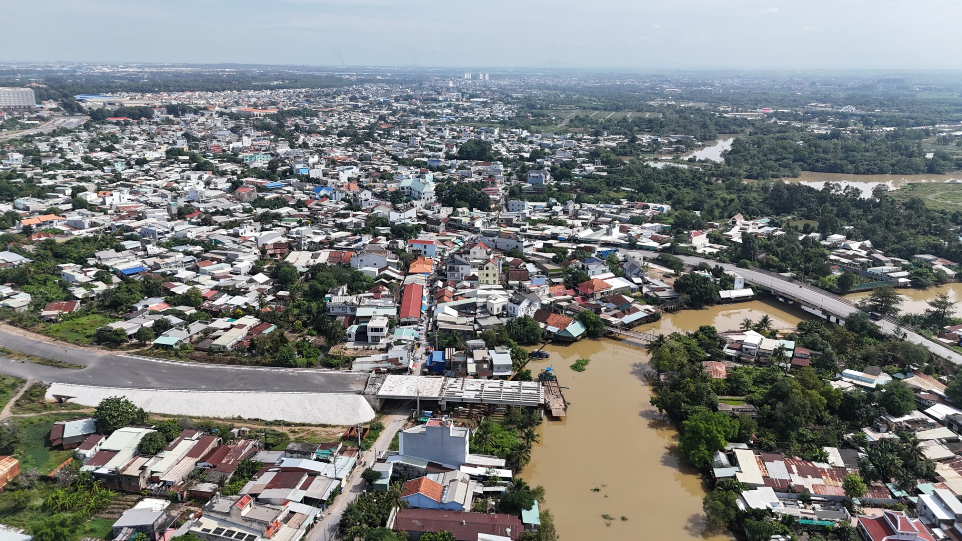 Trong khi đó, Dự án đường Hương lộ 2 nối dài (đoạn 1 - giai đoạn 1) có chiều dài gần 2km, điểm đầu tuyến giao với Quốc lộ 51, điểm cuối tuyến giao với đường nhựa hiện hữu (đường An Hòa- Long Hưng). Đến nay, sau nhiều năm vẫn còn dang dở, do vướng công tác giải phóng mặt bằng một số hộ dân ở đầu cầu An Hòa, thuộc xã Long Hưng.