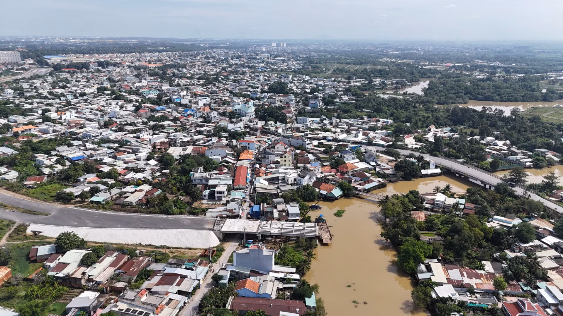 Trong khi đó, Dự án đường Hương lộ 2 nối dài (đoạn 1 - giai đoạn 1) có chiều dài gần 2km, điểm đầu tuyến giao với Quốc lộ 51, điểm cuối tuyến giao với đường nhựa hiện hữu (đường An Hòa- Long Hưng). Đến nay, sau nhiều năm vẫn còn dang dở, do vướng công tác giải phóng mặt bằng một số hộ dân ở đầu cầu An Hòa, thuộc xã Long Hưng.