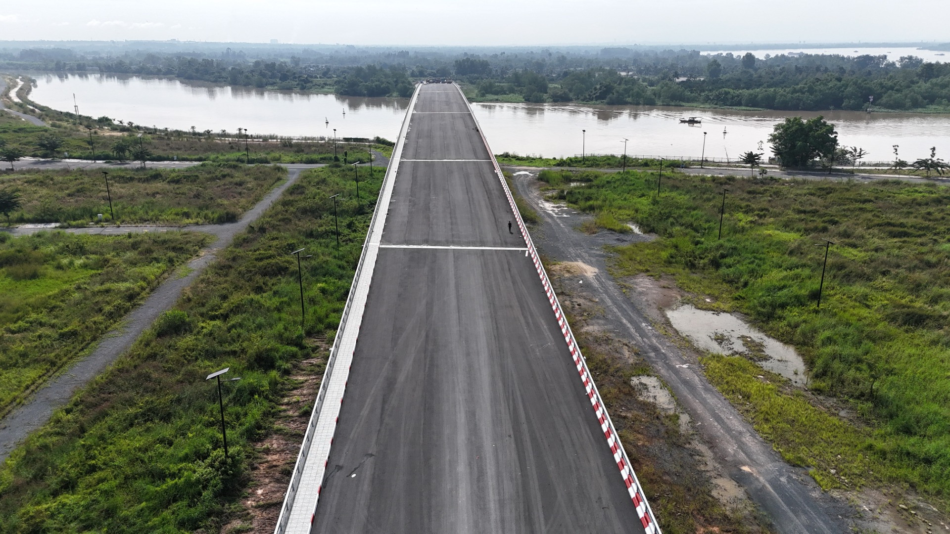 Dự án cầu Vàm Cái Sứt có tổng mức đầu tư hơn 387 tỷ đồng. Cầu xây dựng mới có tổng chiều dài hơn 640m, trong đó phần cầu dài hơn 450m.