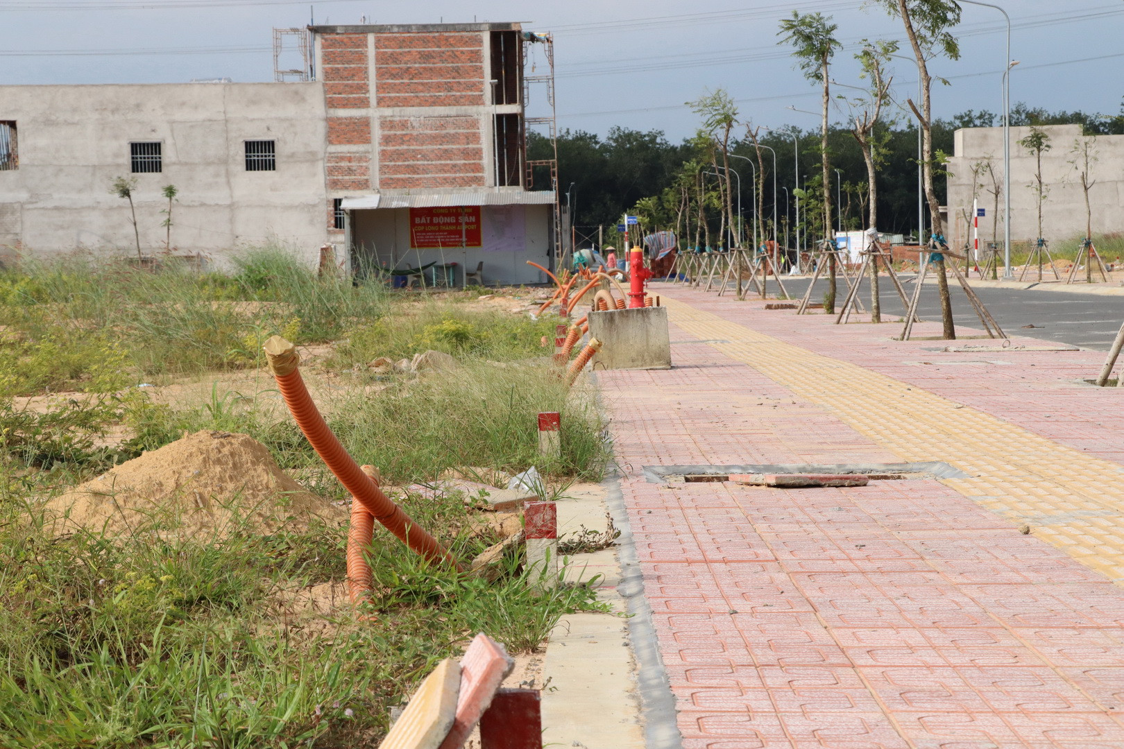 Hạ tầng điện, nước trong khu tái định cư Long Đức được đầu tư ngầm.