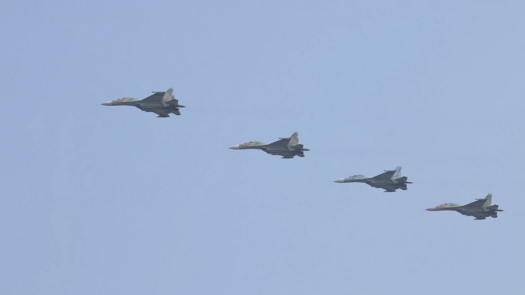 Đội hình bốn máy bay tiêm kích Su-30MK2.