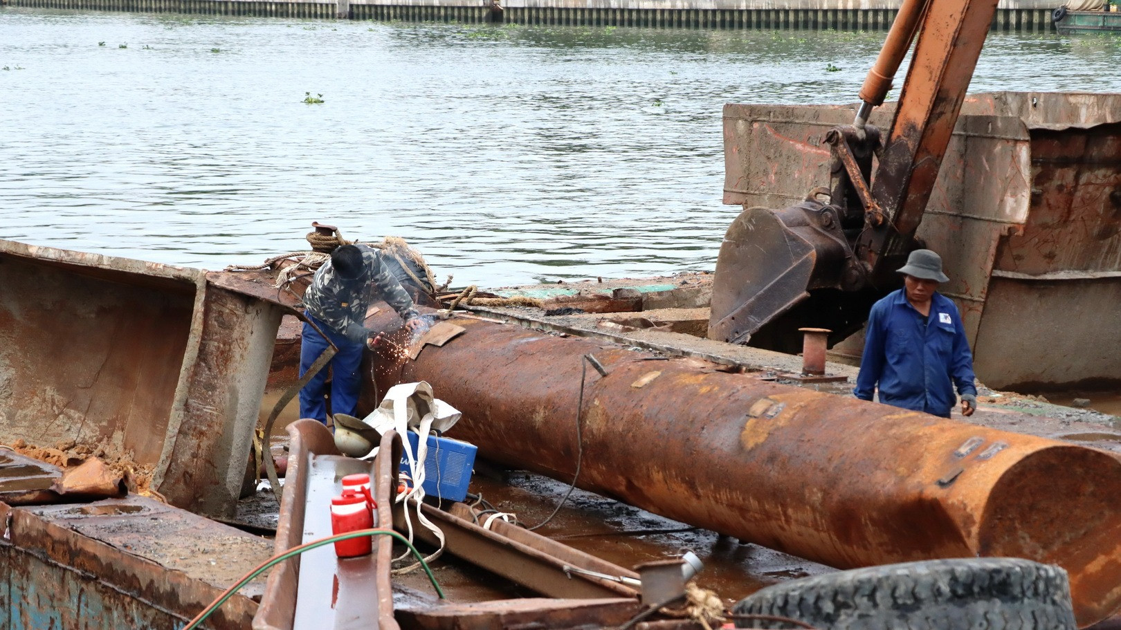 Công nhân thi công những hạng mục cuối cùng của dự án để đưa vào sử dụng những ngày tới.