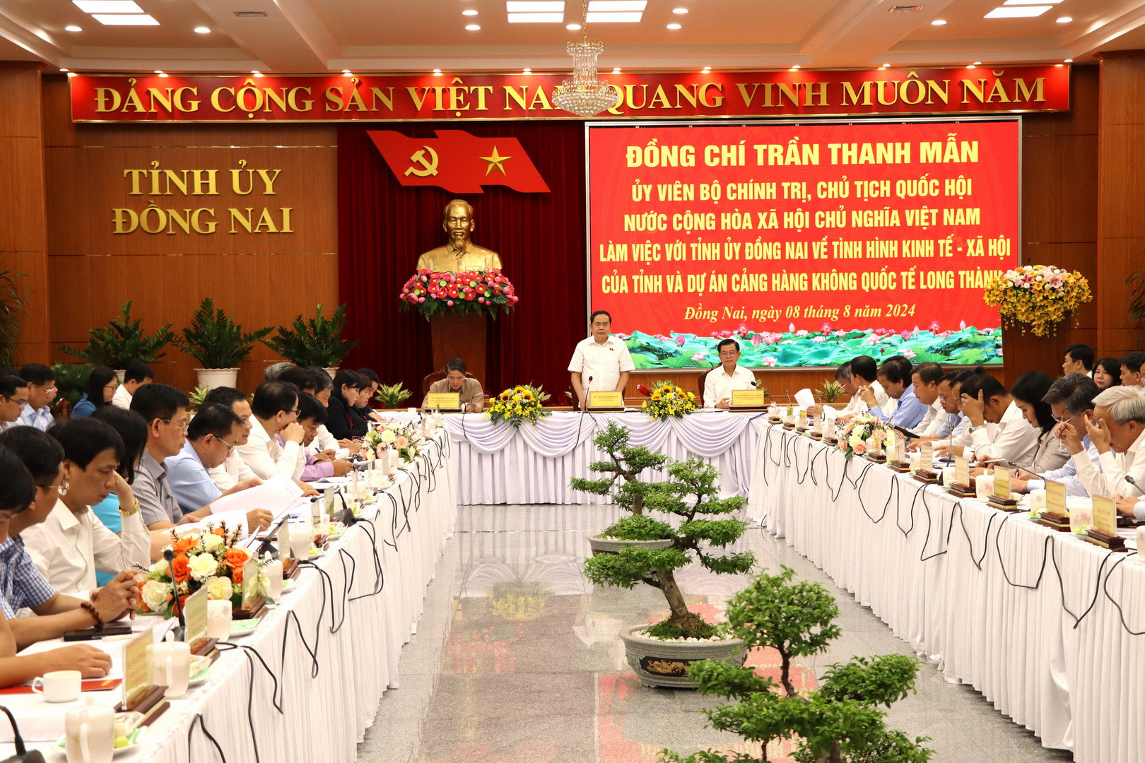 Quang cảnh buổi làm việc.