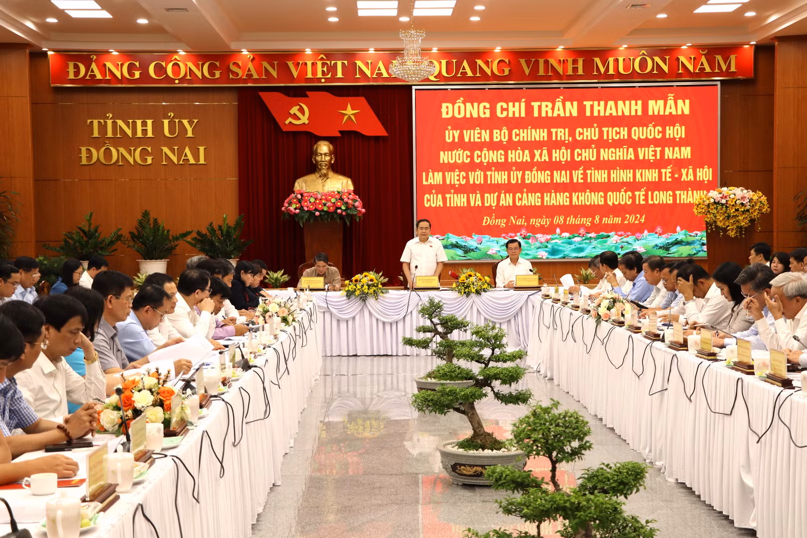 Quang cảnh buổi làm việc.