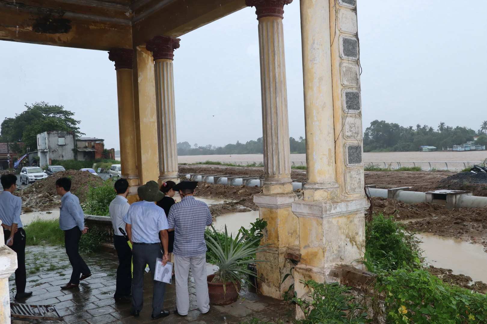 Việc xây dựng tuyến đường ven sông Đồng Nai, đoạn từ cầu Hóa An đến huyện Vĩnh Cửu khiến ngôi biệt thự cổ này có nguy cơ bị tháo dỡ. Tại hiện trường, tuyến đường đã được thi công đến sát ngôi biệt thự.