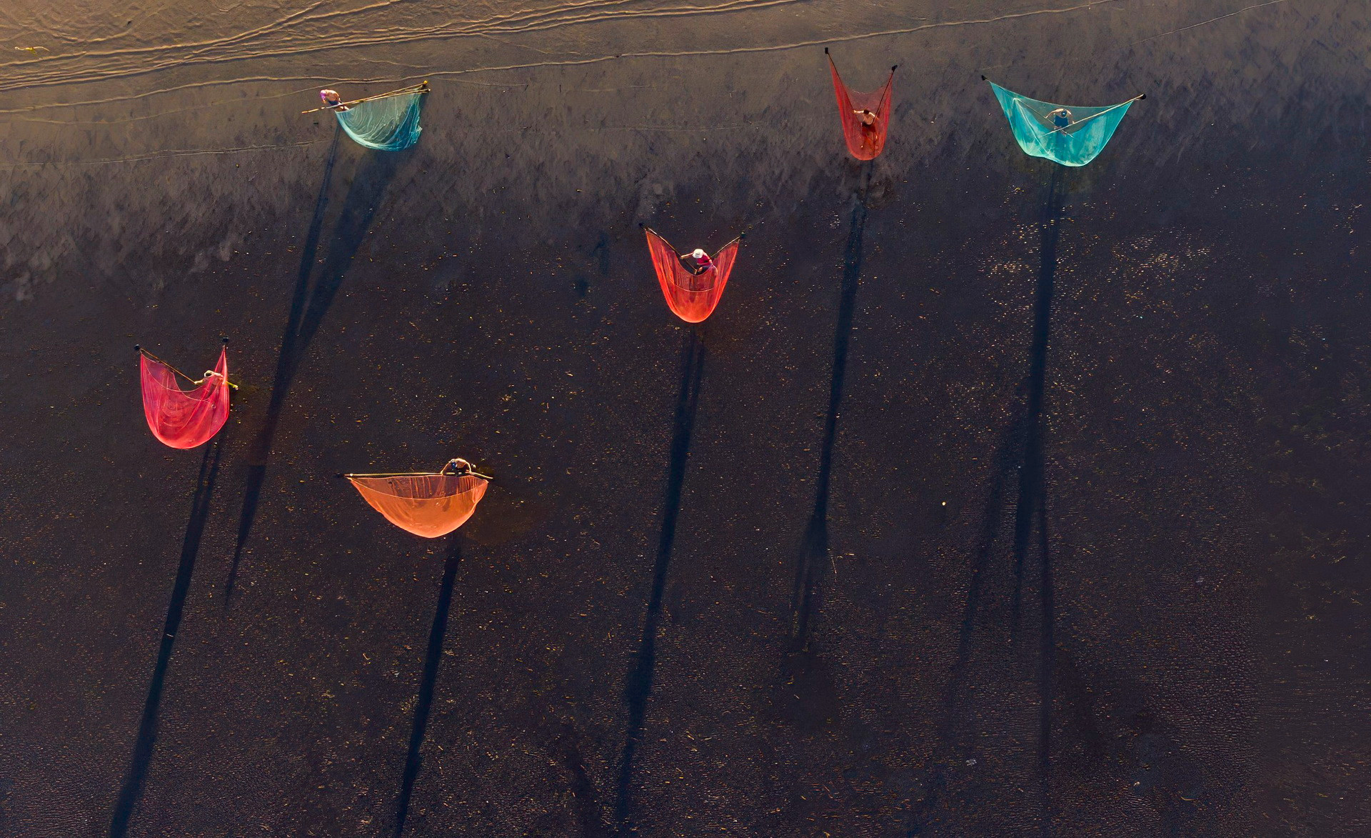 Ngư dân huyện Gò Công, tỉnh Tiền Giang bao đời sống nhờ nuôi trồng thủy sản trên biển. Ngư dân huyện Gò Công, tỉnh Tiền Giang bao đời sống nhờ nuôi trồng thủy sản trên biển.