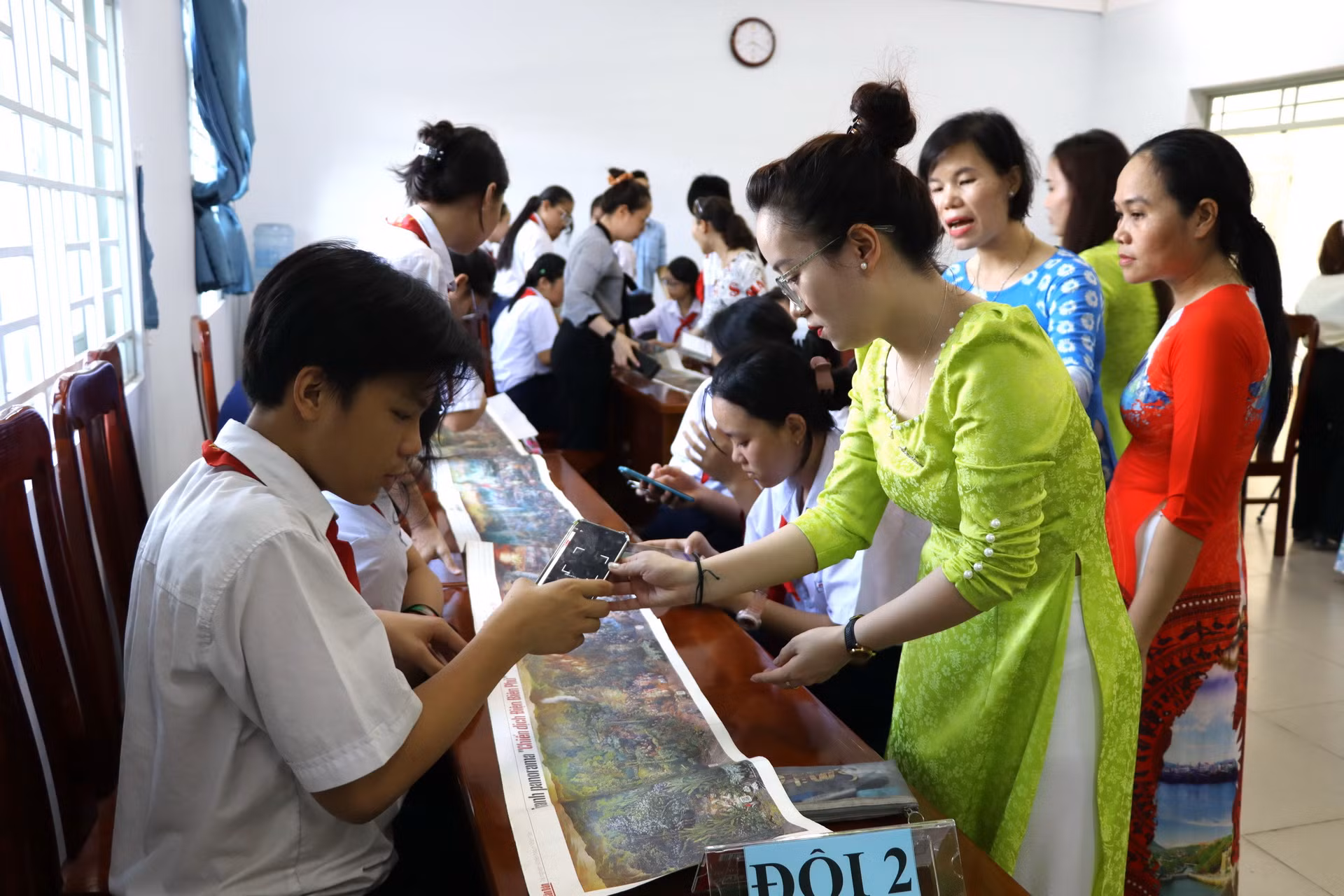 Học sinh, giáo viên Trường trung học cơ sở Phước Tân 3 hào hứng trải nghiệm tranh panorama Chiến dịch Điện Biên Phủ của Báo Nhân Dân.