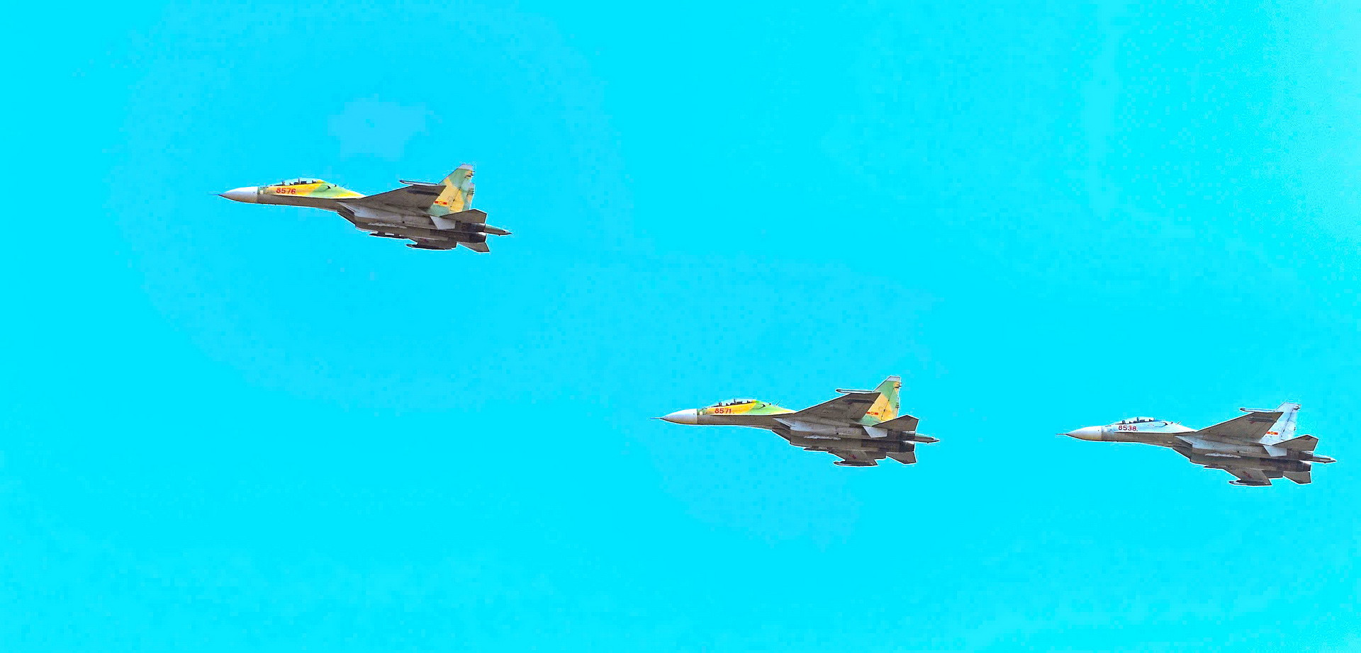 Phi đội máy bay tiêm kích Su-30MK2 luyện tập trên bầu trời thành phố Biên Hòa.