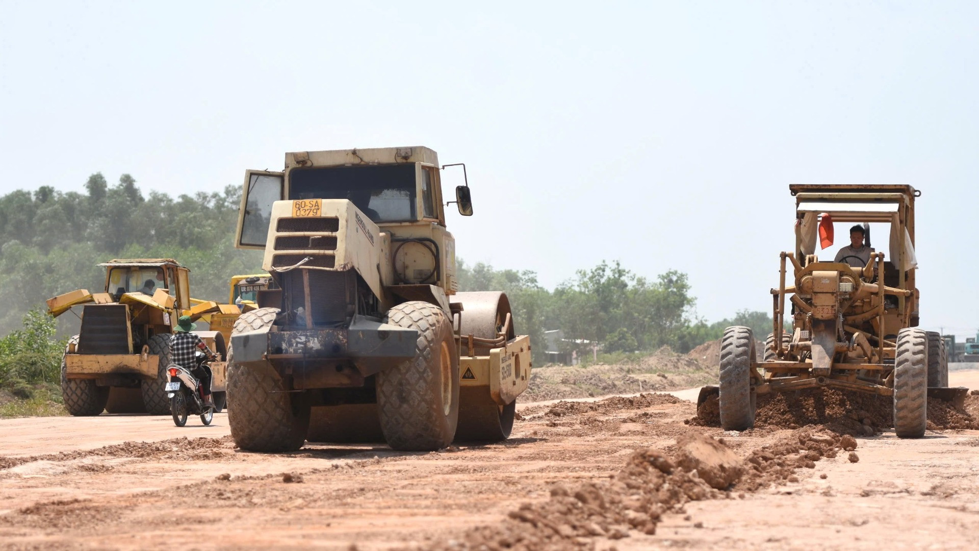 Sau khi mặt bằng dự án đã bàn giao xong, chủ đầu tư đôn đốc các nhà thầu tăng cường thiết bị, máy móc, nhân lực để tăng tốc thi công dự án bù lại phần tiến độ đã bị chậm thời gian qua.