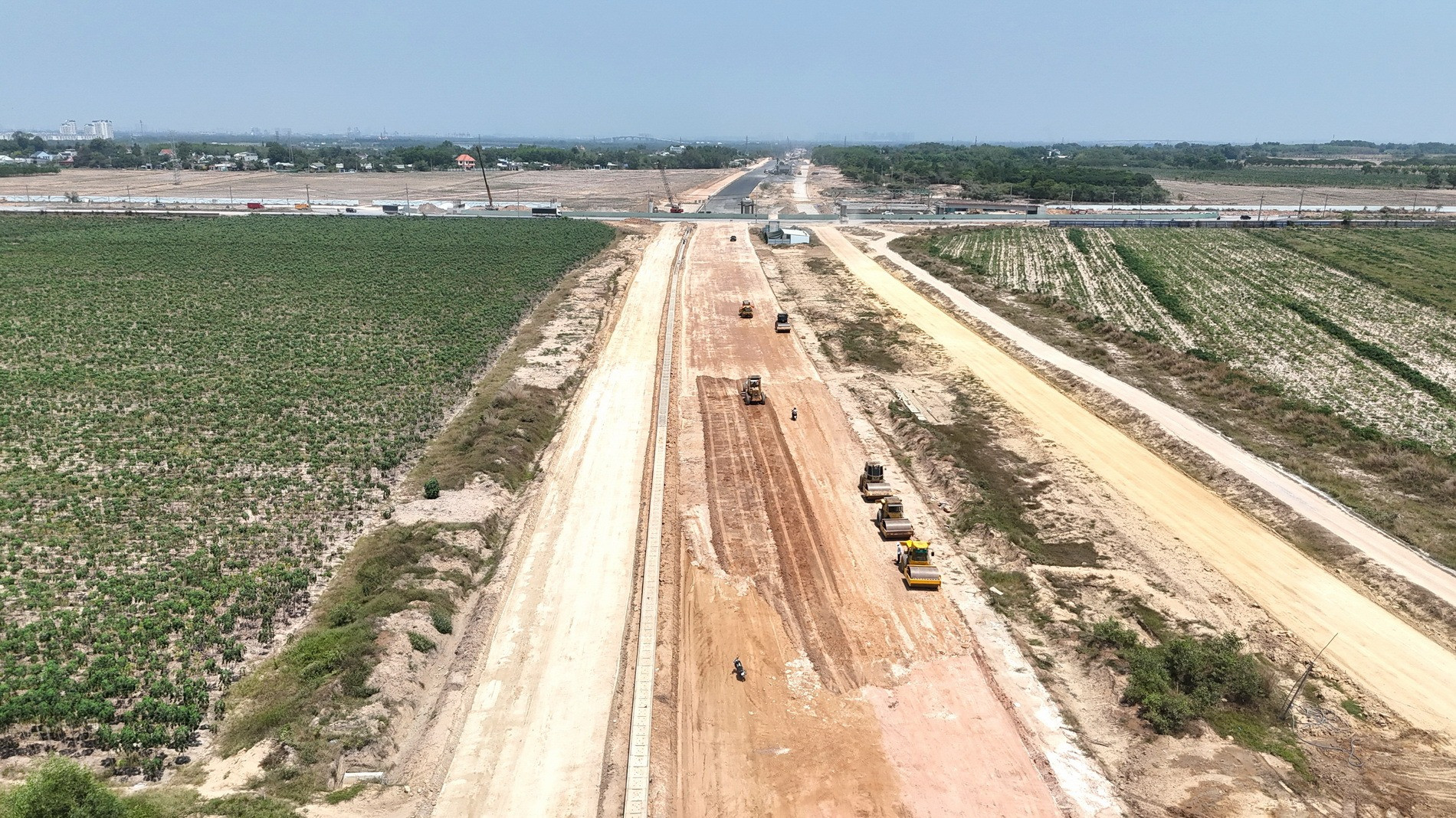 Đối với dự án thành phần 3, dự án Vành đai 3-Thành phố Hồ Chí Minh hiện tỉnh Đồng Nai đã bàn giao xong mặt bằng. Thời điểm này, các nhà thầu huy động nhân lực, máy móc đẩy nhanh tiến độ thi công để cơ bản hoàn thành trong năm 2025 và đưa vào khai thác trong năm 2026.