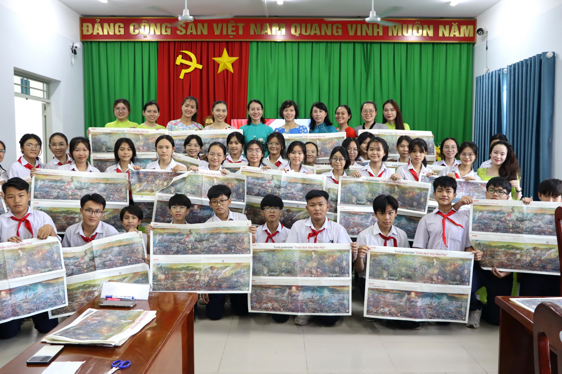 Học sinh, giáo viên ở Đồng Nai rất hào hứng trải nghiệm tranh panorama Chiến dịch Điện Biên Phủ của Báo Nhân Dân
