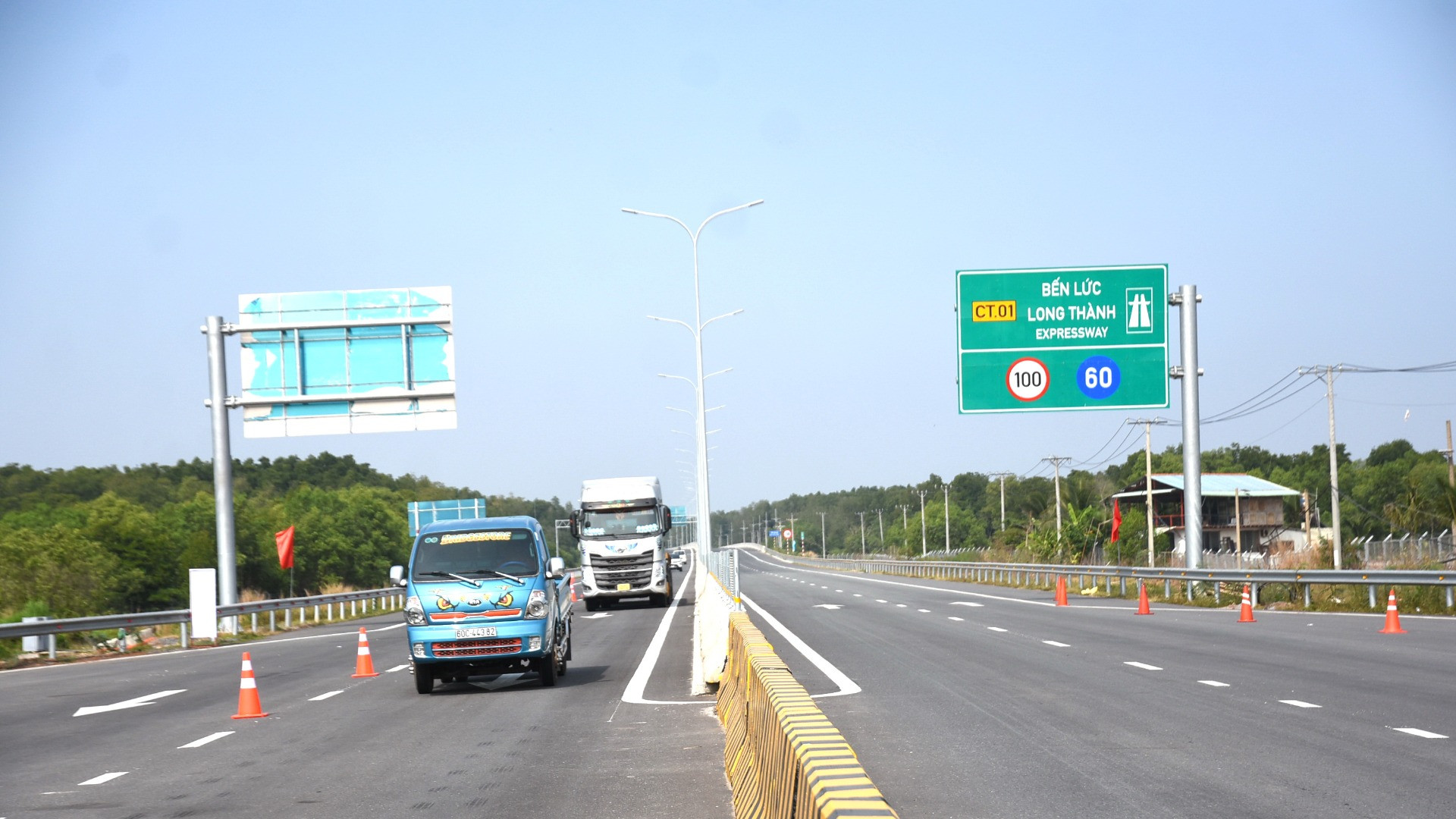 Tại tỉnh Đồng Nai, ngày 7/2, Tổng công ty Đầu tư phát triển đường cao tốc Việt Nam tổ chức thông xe hai đoạn tuyến thuộc cao tốc Bến Lức - Long Thành với tổng chiều dài 10,4 km.