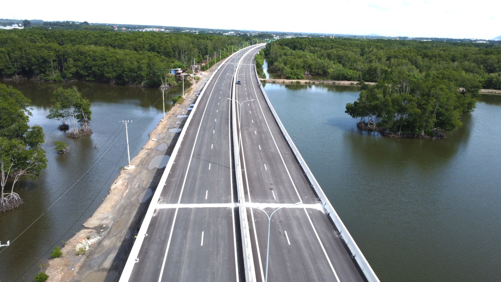 Khi đưa vào hoạt động, cao tốc Bến Lức-Long Thành sẽ kết nối giao thông miền Tây và vùng Đông Nam Bộ, giảm áp lực về ùn tắc giao thông, góp phần thúc đẩy phát triển kinh tế-xã hội của Vùng kinh tế trọng điểm phía nam.