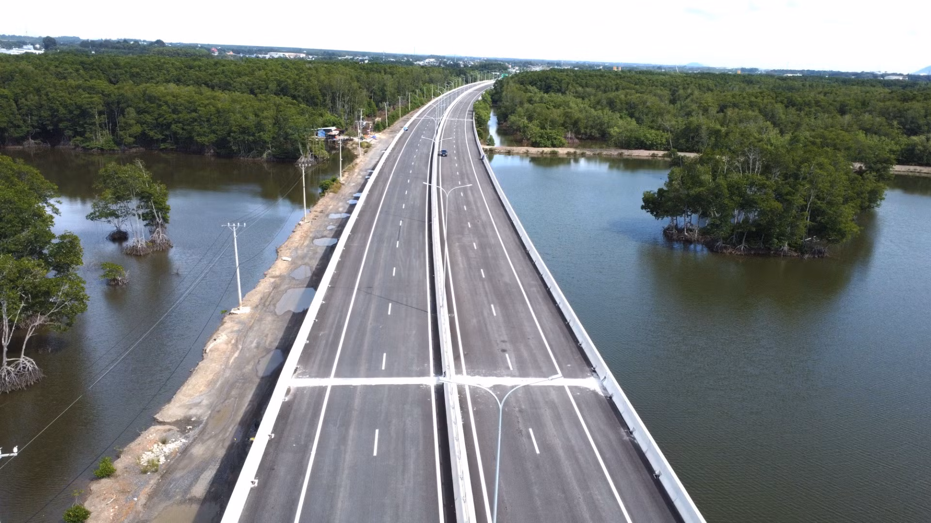 Khi đưa vào hoạt động, cao tốc Bến Lức-Long Thành sẽ kết nối giao thông miền Tây và vùng Đông Nam Bộ, giảm áp lực về ùn tắc giao thông, góp phần thúc đẩy phát triển kinh tế-xã hội của Vùng kinh tế trọng điểm phía nam. Khi đưa vào hoạt động, cao tốc Bến Lức-Long Thành sẽ kết nối giao thông miền Tây và vùng Đông Nam Bộ, giảm áp lực về ùn tắc giao thông, góp phần thúc đẩy phát triển kinh tế-xã hội của Vùng kinh tế trọng điểm phía nam.