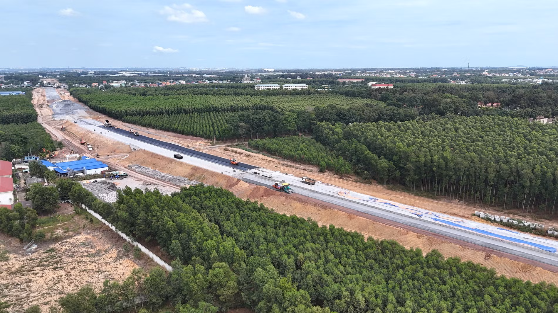 Đến nay, dự án thành phần 1 thuộc dự án đầu tư xây dựng đường bộ cao tốc Biên Hòa-Vũng Tàu đã bàn giao mặt bằng hơn 104ha/137ha, đạt 76%. Trong khi đó, dự án thành phần 2 huyện Long Thành đã bàn giao diện tích mặt bằng hơn 139ha/151ha, đạt gần 93% tổng diện tích mặt bằng.