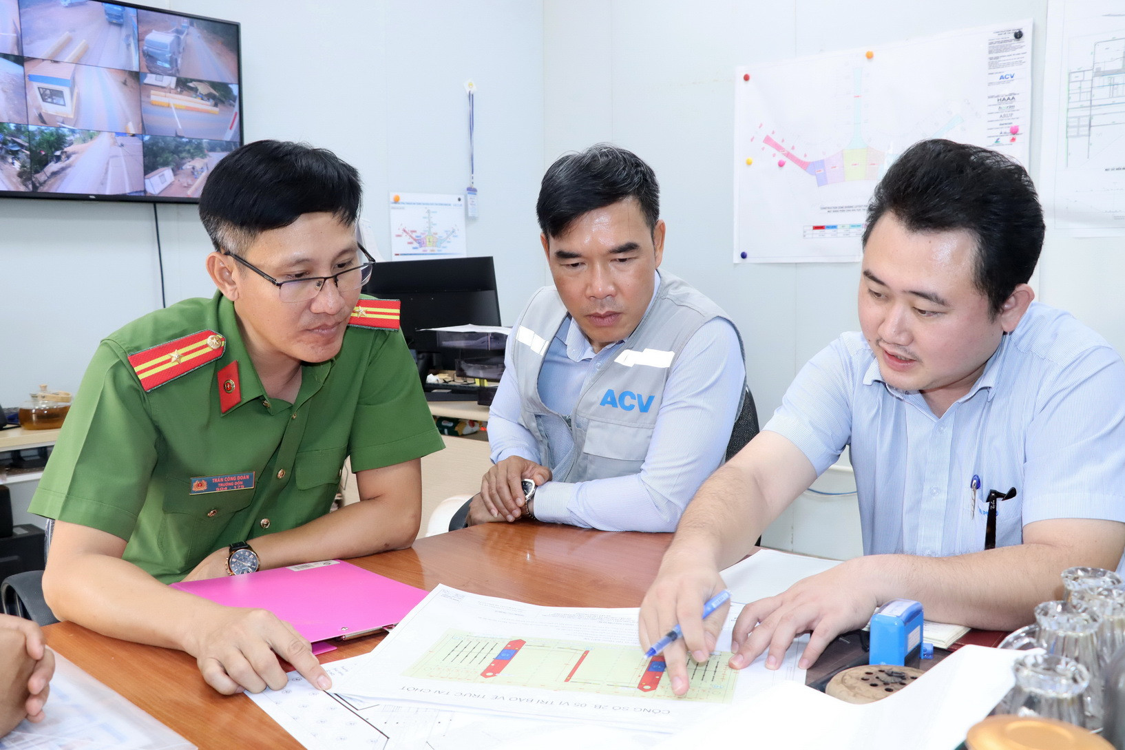 Chỉ huy Đồn Công an sân bay Long Thành phối hợp với Phòng An ninh, an toàn Ban Quản lý dự án sân bay Long Thành triển khai phương án phối hợp bảo đảm an ninh trật tự trên đại công trường.