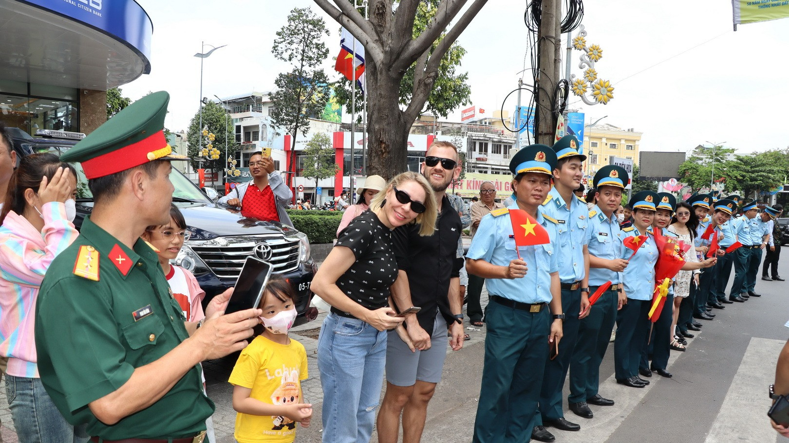 Du khách nước ngoài cũng hào hứng tham gia đón lực lượng diễu binh, diễu hành trên đường Hưng Đạo Vương.
