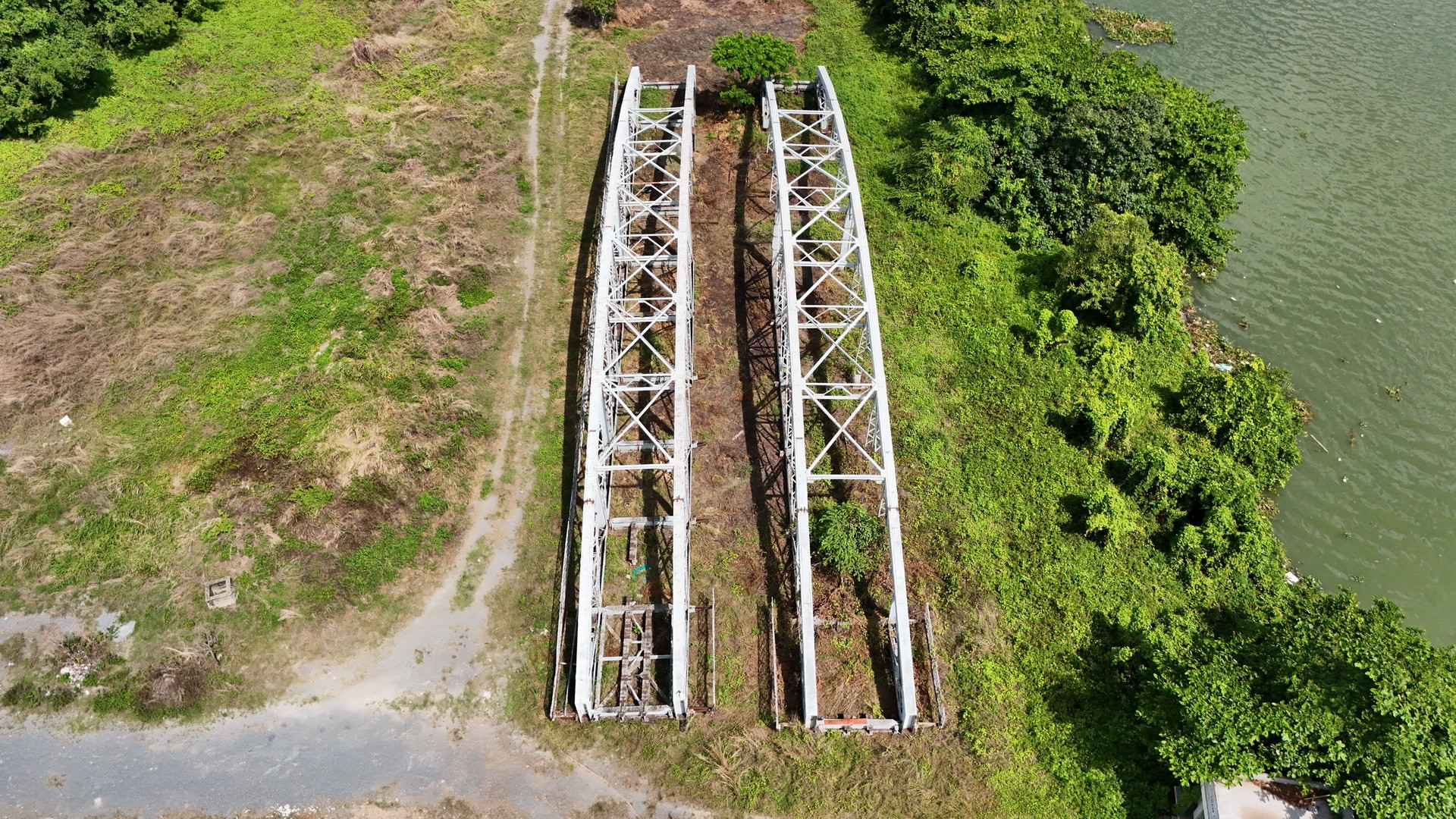 Xác 2 nhịp cầu Ghềnh sau khi bị đâm sập đã được đưa về tạm lưu giữ ở khu vực dự án.