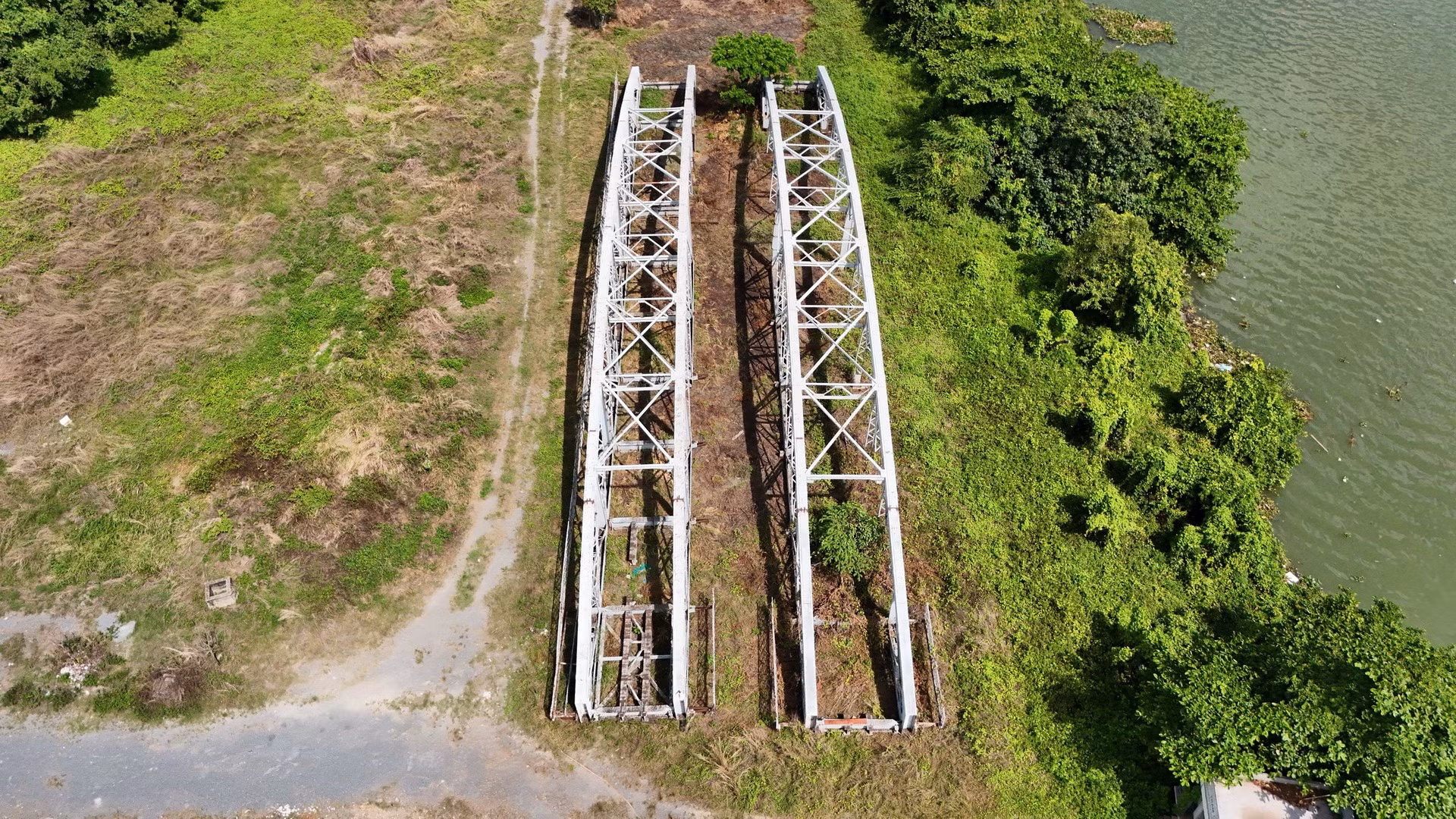 Xác 2 nhịp cầu Ghềnh sau khi bị đâm sập đã được đưa về tạm lưu giữ ở khu vực dự án.